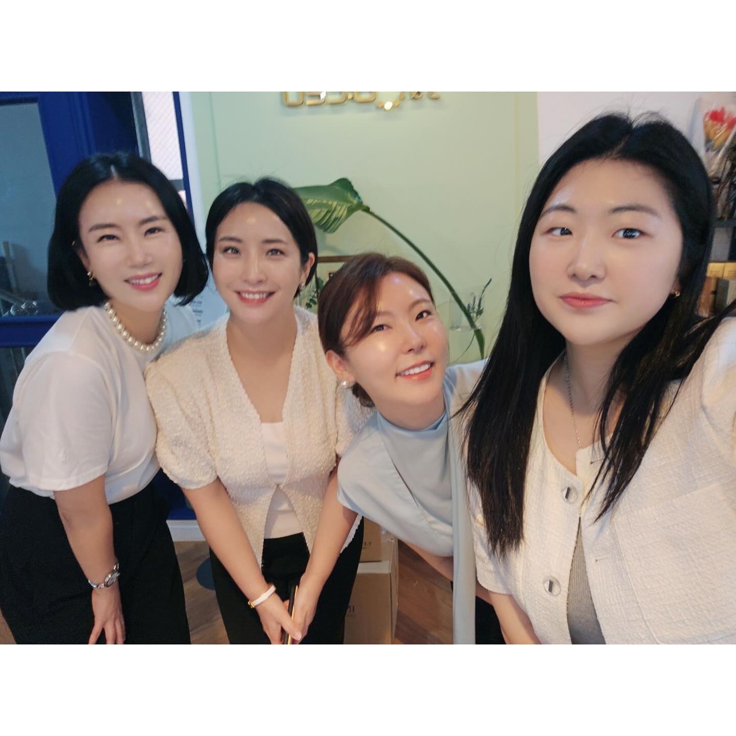앞으로 기대되는 인테라🙏🏻🤍

몇달 만에 뵌건데 몇일 쓴 인테라때문에 피부자랑중!
몇달 전 피부를 알기에 눈에 보이는 후기

winner_kim_es 이사님이 픽하셨다면 아묻따😊
만나자말자 제품 왜 좋았는지 성분이야기부터 한건 안비밀🤍

jisungmi__  interra_sujin 
센터장님 수석국장님 피부 변화도 최고😳😆

함께해주셔서 감사합니다🤍

샘플 써보고 싶은 분들은 DM 주세요👌🏻
곧 한번에 배송 출고 합니당🤍

#인테라화장품 #제이탄 #펩타이드전문회사 #인테라곽재련