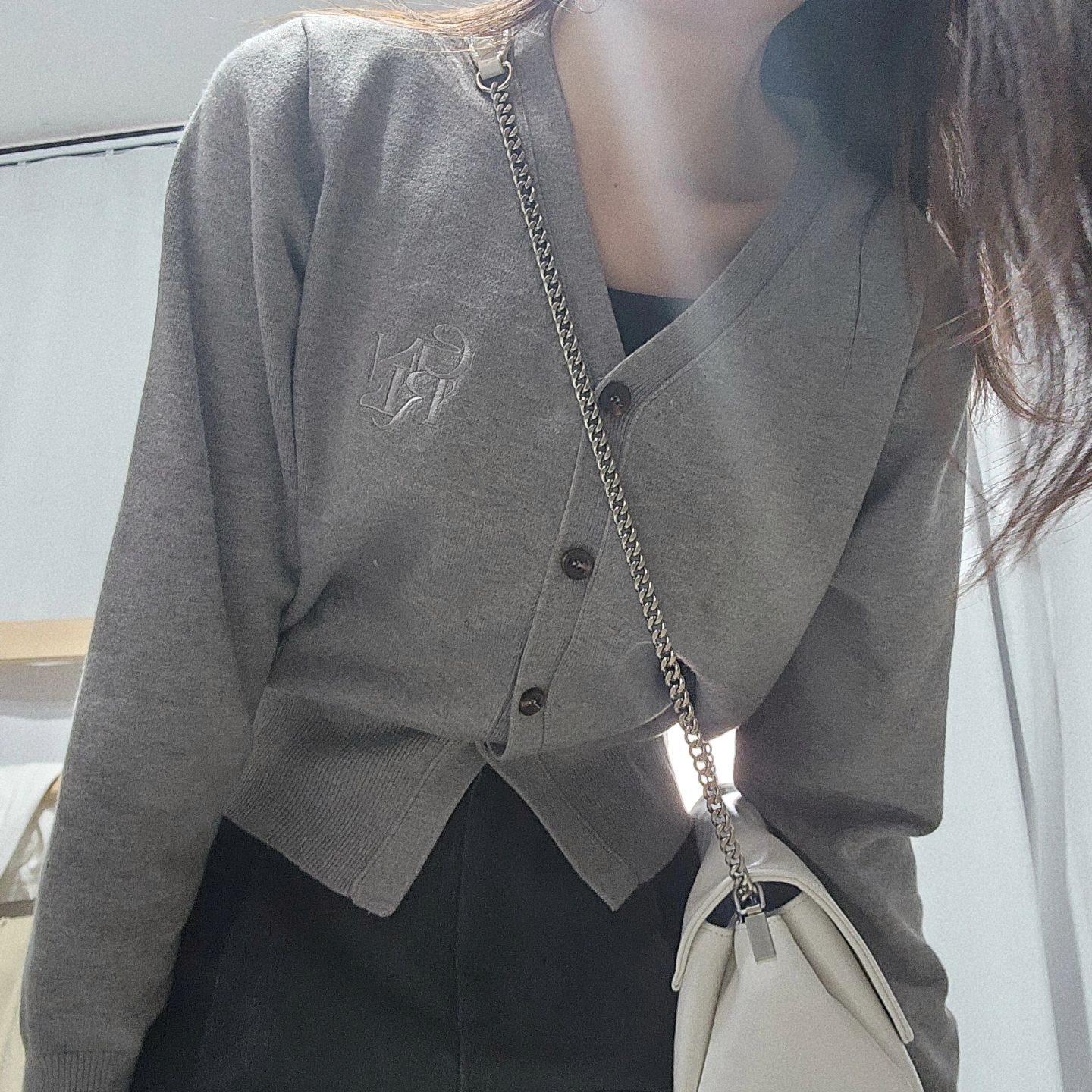 #602데일리룩 ✨핫한 가디건 한 번 사봤지✨
.
더위를 많이 타서 봄가을 옷을 진짜 안 사는데👀
제너럴아이디어 가디건이 요즘 눈에 들어와서
로고 없는 버전으로 줍줍🩶🩶
핏 예쁘고ㅠ이런걸 다 떠나서
이 가격에 이 원단&마감 미쳤습니당...🩶
.
함께 코디한 데님슬랙스도 쫀예🫶🏻🫶🏻
포토존 드러워서 전신샷은 누끼 ^_^*
.
.
#봄코디 #봄데일리룩 #데일리룩 #602dailylook #가디건코디 #슬랙스코디 #제너럴아이디어 #사색 #폴뉴아 #폴뉴아가방