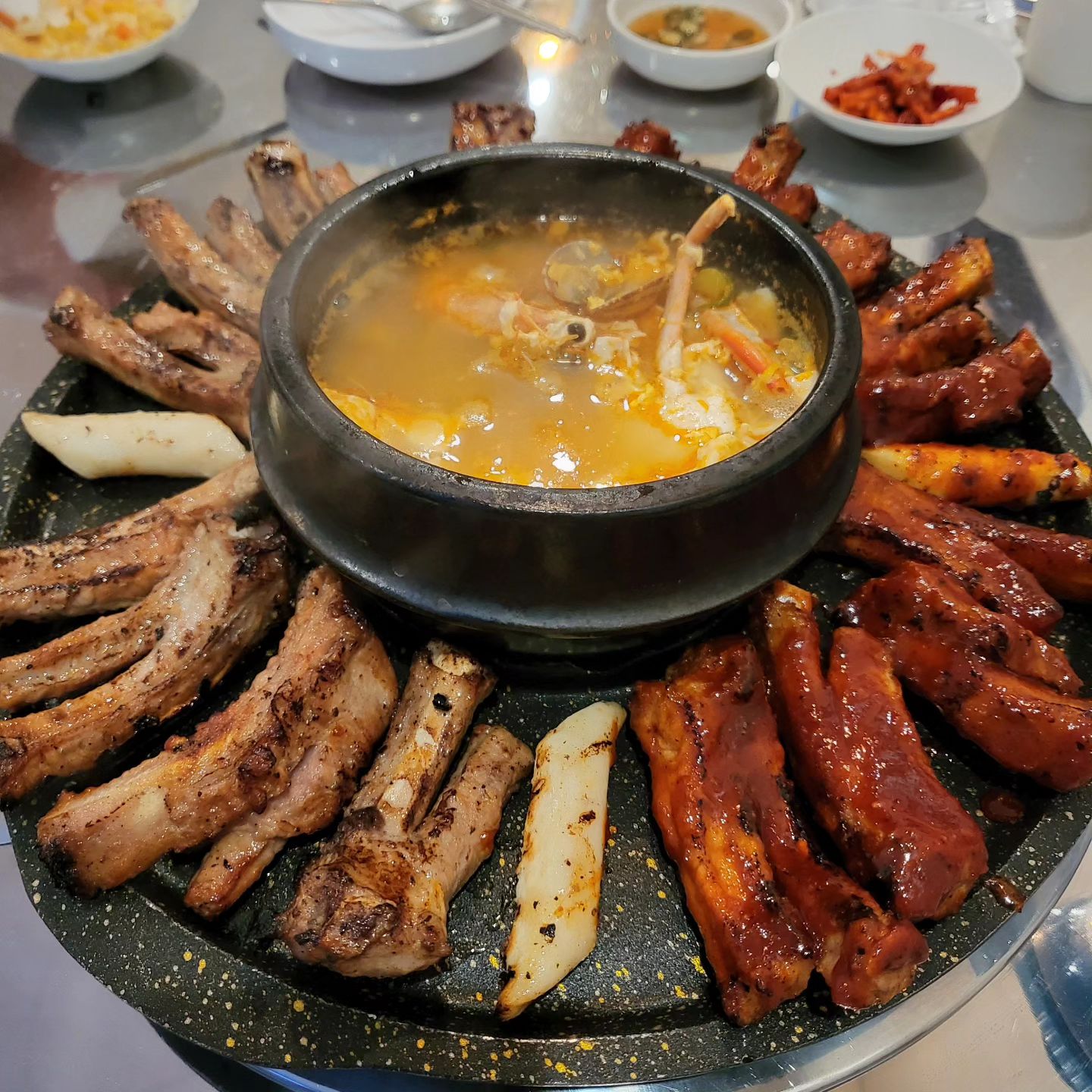 숯불쪽갈비 먹으러 갔다가 서비스 순두부에 반하고 온 #중랑등갈비일산라페스타점 😋 

이날 처음 알았다. 내가 해물 순두부를 좋아하는 사람이구나..?🤣
해산물이 가득가득해서 완전 내스타일...🫶

중간맛은 맵찔이인 남편에게 매울까봐 걱정했는데,
우려와 달리 맛있게 매운맛이라며 아주 잘 먹었다:)
고기 상태도  완전 좋아서 다음번엔 생등갈비도 먹어보기루! 

라페스타 도장깨기 시작이 순조롭다-

*주문한 메뉴*
소금구이 1인분(400g) 16,000원
중간맛 1인분(400g) 17,000원
소주 5,000원

#중랑등갈비 #라페스타중랑등갈비 #라페스타등갈비 #라페스타데이트 #라페스타맛집