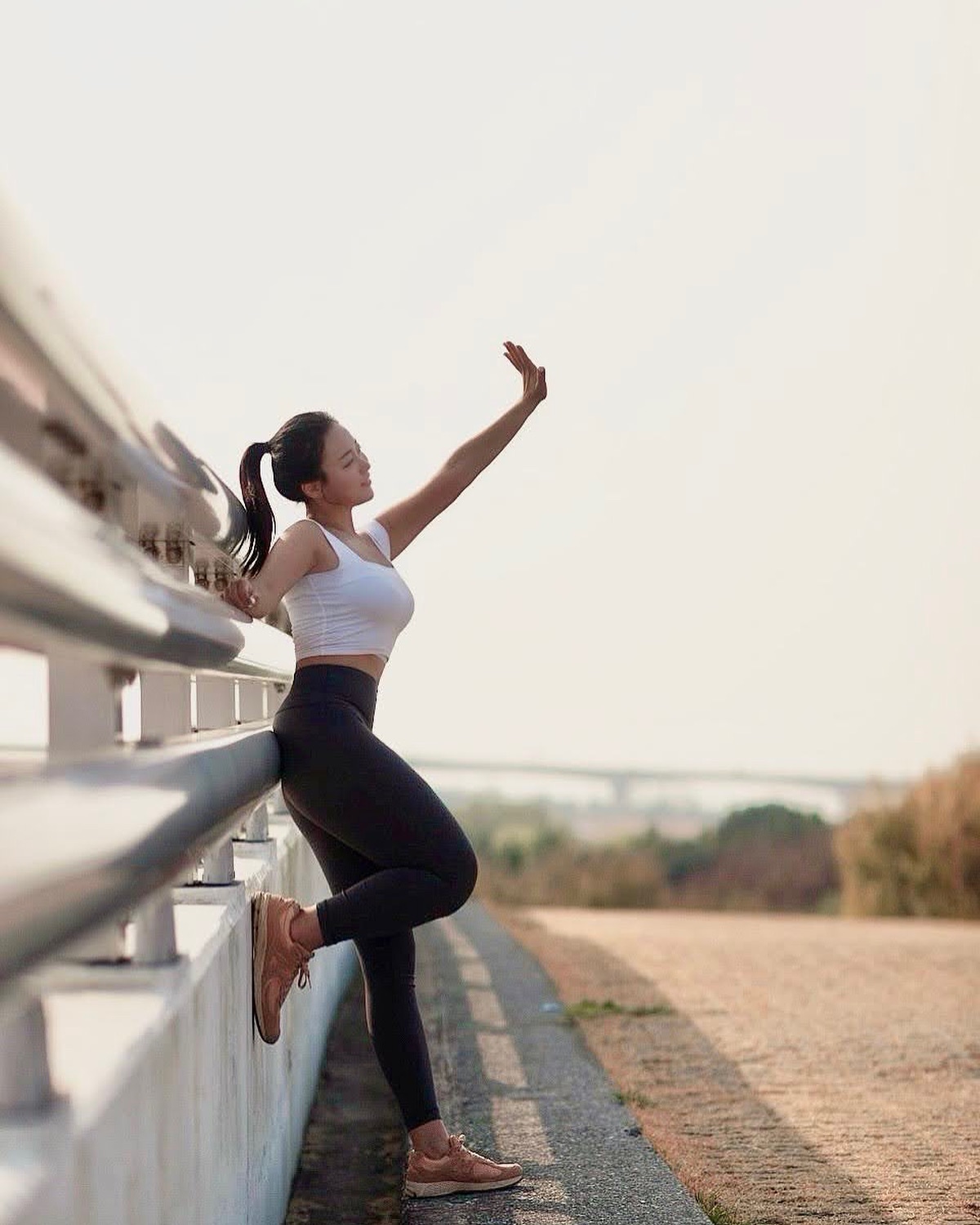 연말 술약속 말고 운동계획 세우셨나요~? 전 헬스장 안간지 일주일이 넘었 ..어요…/: 헤헷 내일은 꼭 운동 가야지.. 
올해 사업 마감은 아직도 진행중이라 2023년을 아직 못보내줬지만, 한 해를 돌아보니 다사다난한 일들 속에 실망도 많이하고 넘어지기도 많이 넘어졌네요.. 그치만 마음이 단단해지고 여유를 찾게된 시간들이었던 것 같아용 ..! 남은 12월은 조금 더 행복하자구요 ❤️❤️🎁 

#겨울 #시작 #운동소통