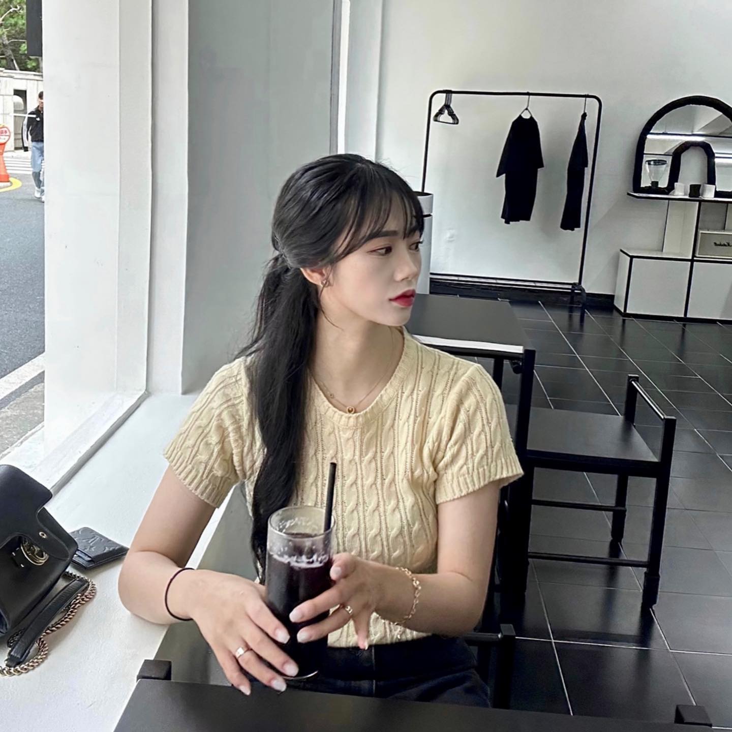 무채색 속에 유채색 ? 🧏🏻‍♀️