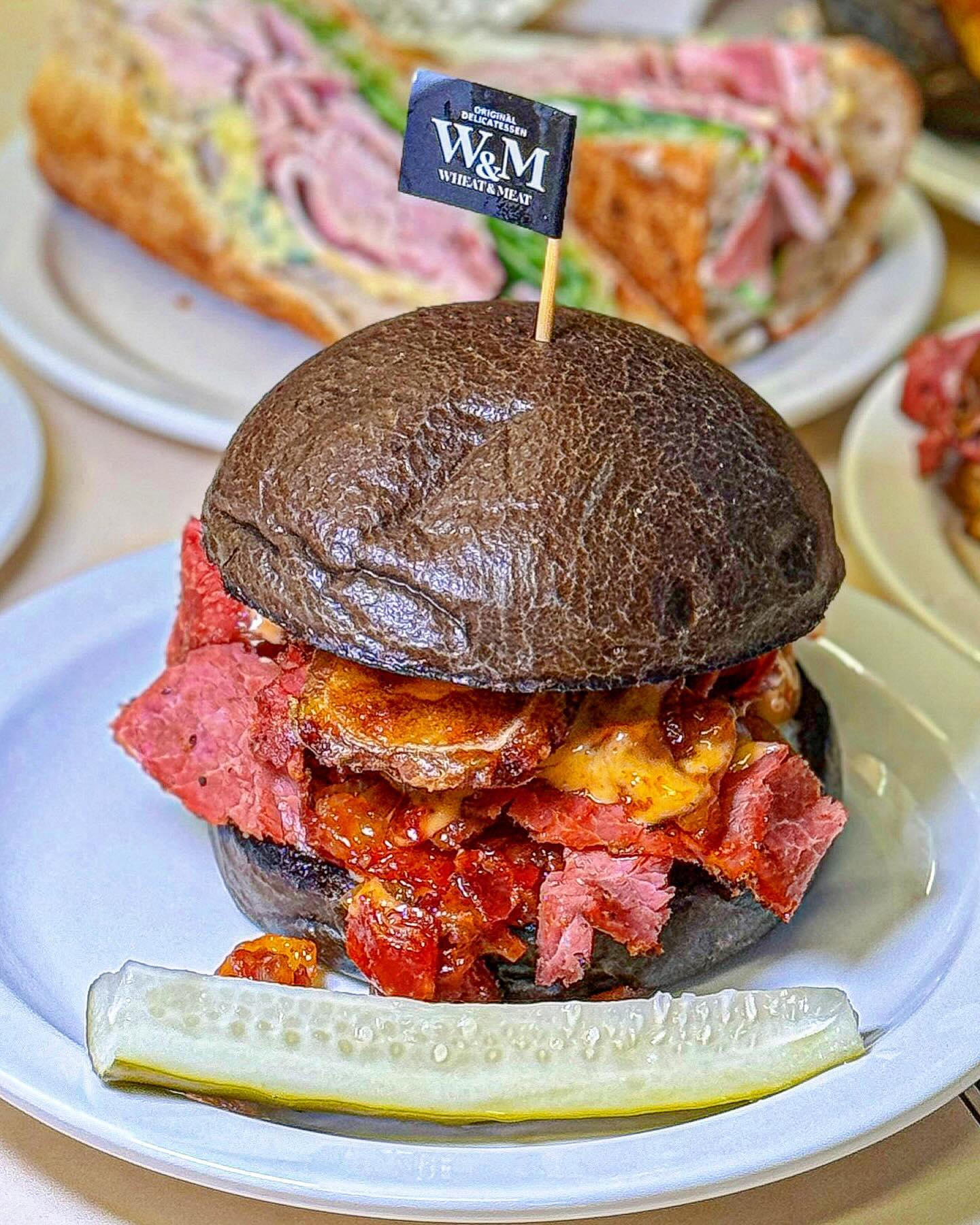 🍱 #위트앤미트📍 서울 신사동
🌟 [ wheat.n.meat x tomlee_food ]
✴️ 매일 아침 직접 구원낸 빵과 고기. 최고의 수제 샌드위치 😘
📅 2023-10-00(-)
​
▬▬▬▬▬▬▬▬▬▬▬▬▬▬▬▬▬▬▬▬▬▬▬

🍽️ 신사동 가로수길에 위트앤미트의 두번째 매장이 오픈하였습니다. 이미 높은 완성도로 많은 분들에게 사랑받는 곳인데, 직접 가서 먹어보면 진심으로 팬이 되실 듯 합니다. 🥰

🍱 시그니처인 파스트라미 퀸즈를 시작으로 바질루꼴라잠봉뵈르, 신메뉴인 pbp버거, 치즈멜란자네, 내쉬빌 핫 쉬림프 그 밖의 메뉴도 전부 비쥬얼도 좋고 맛도 훌륭하네요. 사이드 메뉴인 클램차우도와 코울슬로 당근라페도 곁들임으로 아주 좋습니다. 시원한 맥주 한잔에 도란도란 즐겁게 수다 떨었네요. 😋

😊 미국 감성 뿜뿜하는 멋진 외관과 실내 인테리어 그리고 음악까지. 신사동 가로수길을 찾으시는 분들이라면 꼭 한 번 들러보시기를 추천드립니다. 🙏🏻 

▬▬▬▬▬▬▬▬▬▬▬▬▬▬▬▬▬▬▬▬▬▬▬

🔴ℹ️ 매장정보
🏡 위트앤미트 가로수길점
☎️ 0507-1306-2396
📍 서울 강남구 강남대로 162길 27-16 1층
⏰ 17:00 영업시작 ~ 
🔗🚗📺 -

▬▬▬▬▬▬▬▬▬▬▬▬▬▬▬▬▬▬▬▬▬▬▬

#위트앤미트박박사 #양식박박사 #샌드위치박박사
#강남맛집 #신사동맛집 #신사동샌드위치 #신사동핫플
#인생샌드위치 #가로수길맛집 #가로수길데이트
#샌드위치투어 #샌드위치맛집 #신사동베이커리 #베이커리추천
#bakery #sandwich #bread

#만수동박박사_강남 #만수동박박사_신사
#만수동박박사_양식 #만수동박박사_샌드위치
#만수동박박사 #쿠쿡 #CooCook #웅슐랭🐯

ℹ️ Instagram : piwpiw
ℹ️ Youtube : CooCook 쿠쿡
🔗 https://www.youtube.com/c/coocook