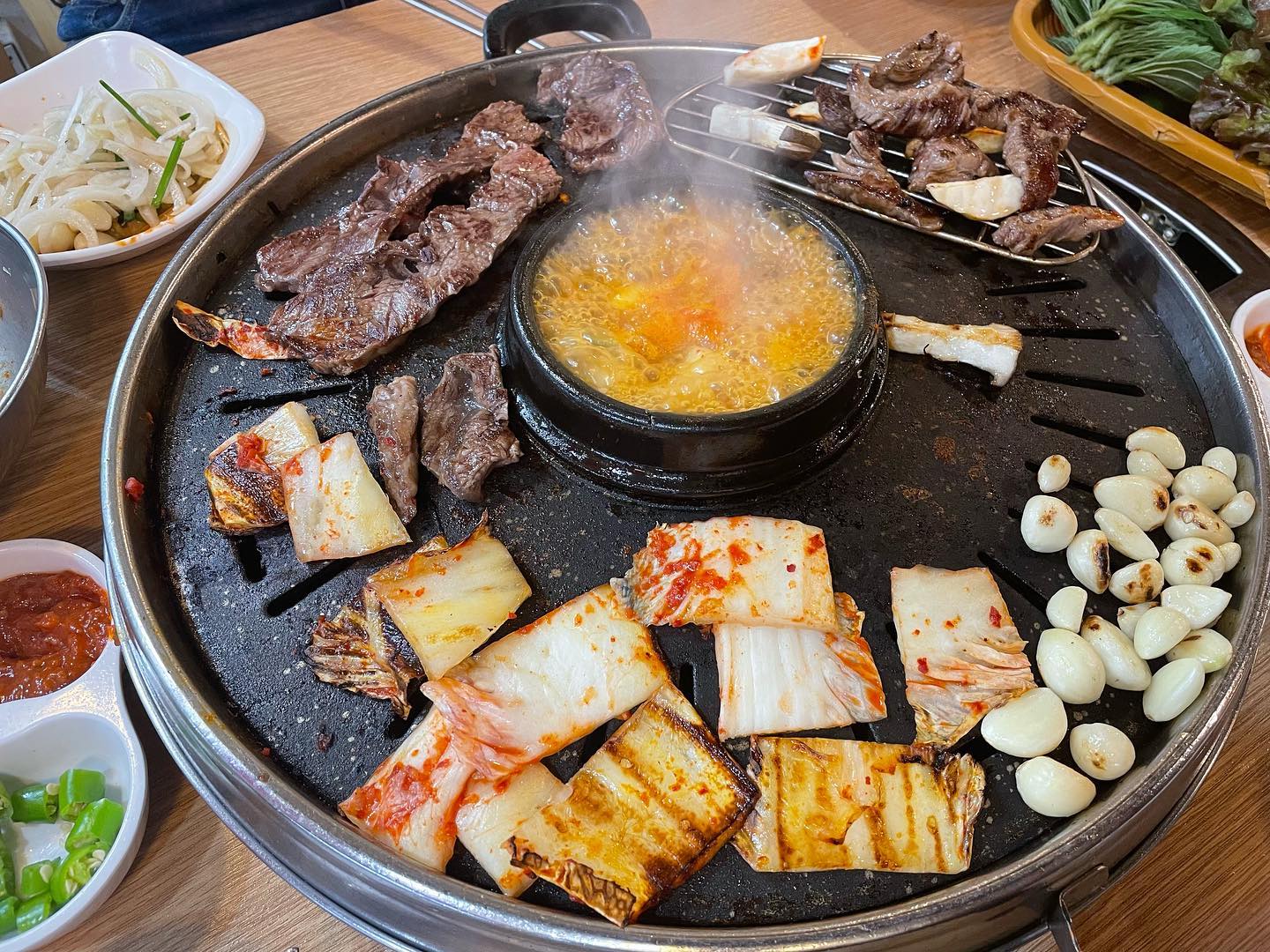 .
가정의 달 5월답게 고기 먹으러 비 뚫고 ☔️ 아빠랑 다녀옴
소고기 넘 맛있다🥩😋
어린이날 미리 땡껴 식사한 #어버이날 💐 #일번지정육식당돌곶이 #소한마리 #소고기