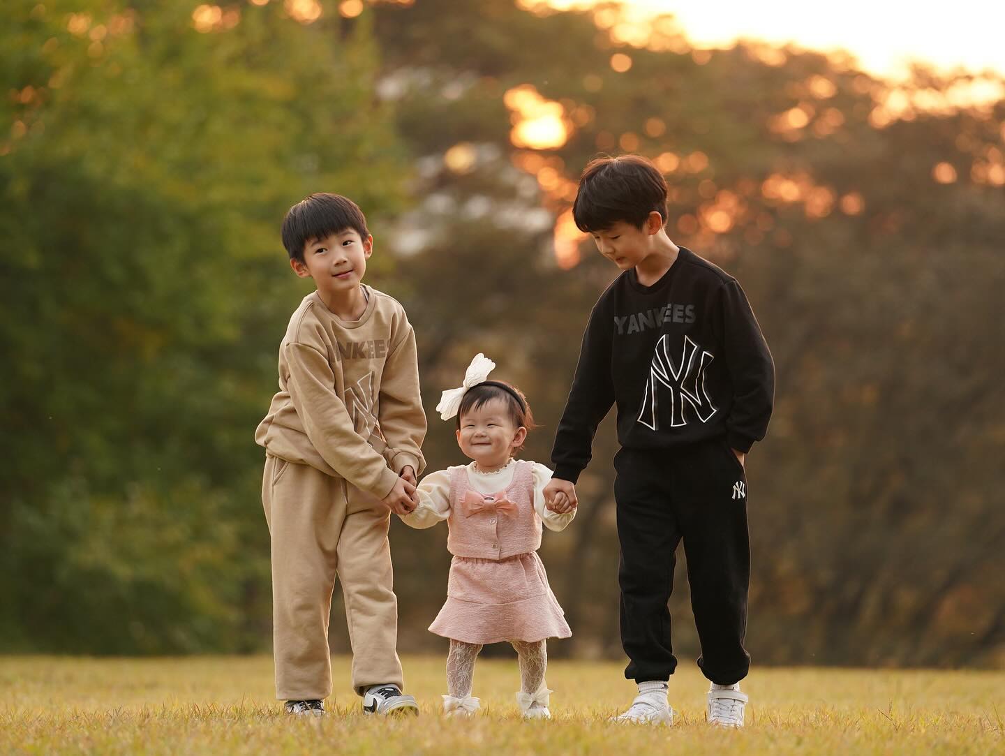 #도치맘그램#도배중 🍂

스냅찍으러 갔다가 화보 찍고왔어요
사랑이 모여 더큰사랑 🤎
몇년만에 힐링인지 🫢
예쁘게 담아주셔서 감사합니다 

❥ Thanks to 🏷 leesenah  senahphoto 
받는 사진마다 예뻐서 저장저장☑️

*스냅사진전문 스튜디오,
돌스냅 및 공연,행사 출장촬영* #세나포토
/
[] 카카오톡 채널 [] 세나포토
[]Mobile [] 010-2860-0353
100% 예약제 촬영원본 700컷 모두 제공 
예약 및 문의는 홈페이지 또는 카카오채널 - 세나포토 - 검색
www.SENAH.NET
오픈챗 https://open.kakao.com/o/sIAPxXrb

#돌잔치#돌스냅#홈돌스냅#소규모돌잔치#소규모돌잔치스냅 
#한옥돌스냅#첫번째생일스냅 #돌잔치스냅사진#돌한복
#인천돌스냅#한옥돌잔치 #돌스냅전문1인작가 #돌잔치스냅
#감성스냅#감성돌스냅 #돌잔치스냅사진 #첫돌스냅 #세나포토