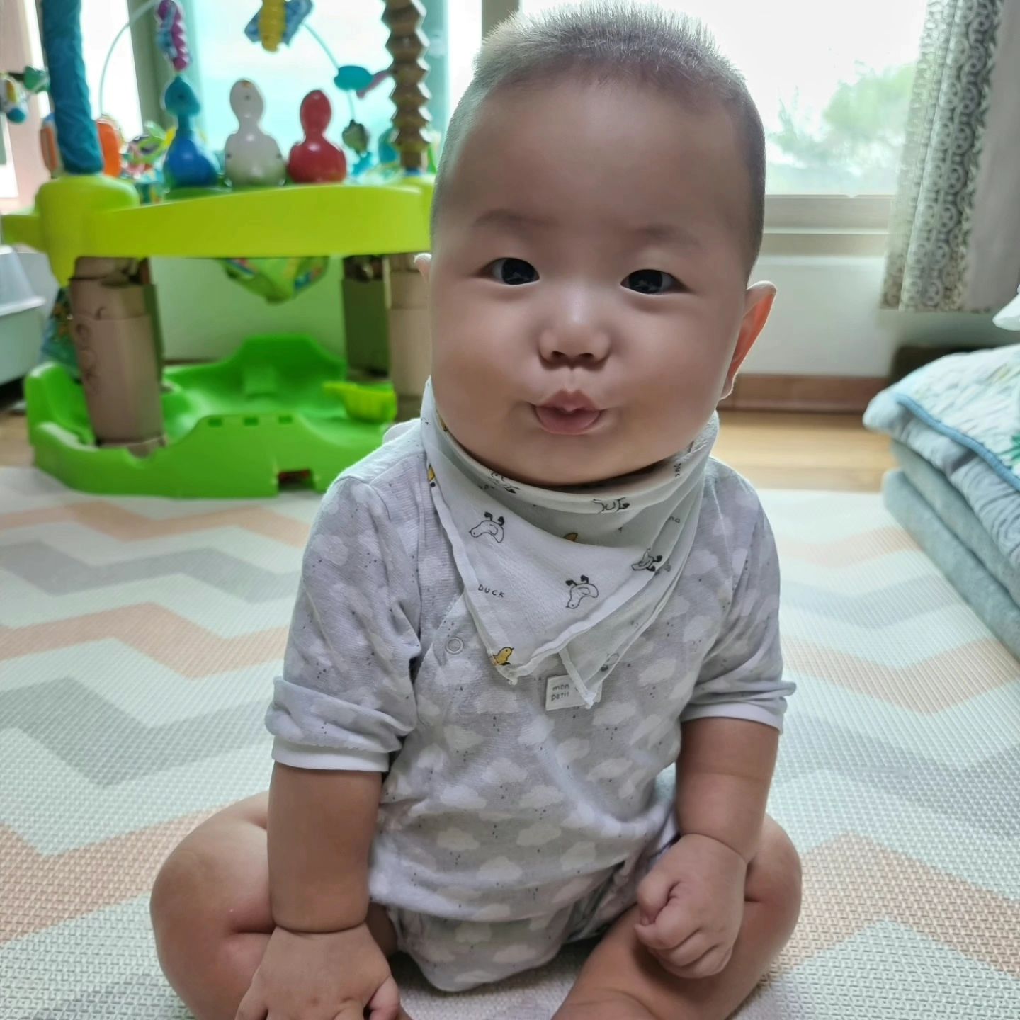 오랜만에 찬찬찬 병찬이🥰

#곧200일 #허리에힘이생겨 #앉을수있어요 #치즈도먹고 #과자도먹고 #거울도봐요 #셋째는사랑 #세남매중막둥이