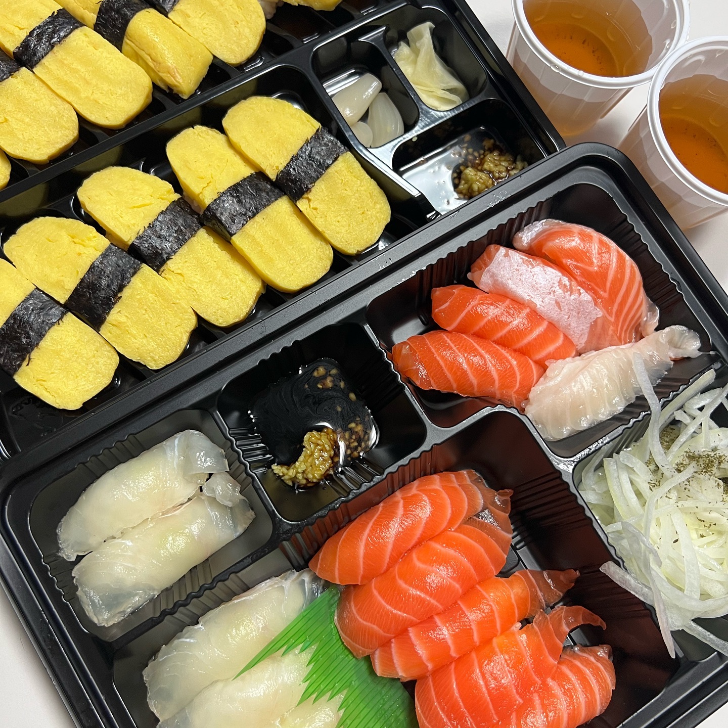🔆초밥

연어 초밥 맛을 아는 아이
며칠 전 저녁으로 초밥 먹자던 쭌
알겠다고 해놓고 깜박하고 저녁 밥 차림
초밥 먹는다고 해놓고 없으니 삐짐
다음날 먹자 하니 단단히 삐져
차려진 밥 안먹는다길래
나도 화가나서 저녁 먹지마라했고 눈시울이 생기더니
방으로 콕 박혀서 나오지도 않고
벌써 부터 오만 투정에 짜증 부리는 아들ㅠㅠ ㅎㅎㅎ 웃프다
콩만한기 11살 콧물찔찔이가 ㅎㅎ
아직 귀엽기도 하고 너무 하고 싶은거
다 하게 해줬더니 버릇없나 싶기도하고
해서 며칠 맛없는 집밥만 해줬음 😂
어제 아침부터 아파서 학교도 못가고
병원가따가 돌아오는데 아~ 햄버거 먹고싶다.
아~ 연어초밥 먹고싶다 ㅎㅎㅎ
얼마나 먹고 싶었으면 이 틈을 이용해
먹고 싶은걸 다 말하는지
결국 점심 햄버거 사주고 저녁은 초밥으로
엄마 인지라 자식 이길 수 없다는 ...🥰

#저녁메뉴 #초밥 #양덕초밥