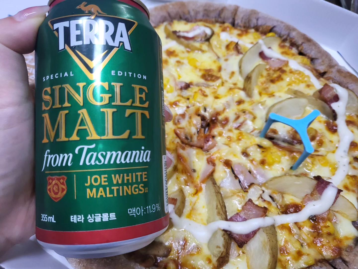 #협찬

가볍게 먹기 좋은 싱글몰트 맥주

 국내 라거 타입 최초 싱글몰트&싱글홉이 들어간 맥주는 테라 싱글몰트뿐!!

 호주 태즈메이니아에서 자란 청정한 맥아와 홉 100%로 만들어
1년에 단 한 번 만날 수 있는 테라 싱글몰트 에디션
지금 만나보실 수 있어요

연말모임 다양한 안주와 모두 잘 어울리는 테라싱글몰트와 함께해요

#하이트진로 #와이파이브4기 #하이트진로_서포터즈 #와이파이브 #하이트진로홍보활동 #싱글몰트맥주 #테라싱글몰트 #한정판 #테진아 #켈리백 #소맥 #치맥 #퇴근 #테라 #켈리 #진로 #진로소주 #참이슬