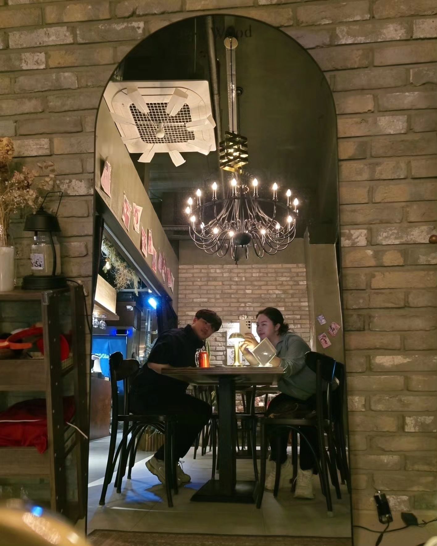 오늘, 목요 데이트❤️

맛있는거 먹고 스크린골프치러 갔더니,
우리 신랑 라베하고, 나는 이븐했다⛳️

우리가 자주가는 스크린골프 근처의 은계호수뷰 퓨전양식술집 #번우드 
여기 이렇게 이쁜 곳이 있었냐며🫢

분위기가 너무 예쁘고 좋은데, 서버분도 친절하시고,
음식도 맛있어서 기분 up !!

우리가 시킨 '시그니쳐 포크 바베큐' 강추👍🏻👍🏻
돼지고기,감자,치즈볼,토마토,파,통마늘 까지 하나의 플레이트에
코울슬로랑 곁들여 먹는데 너무 맛있었다🫠

'트러플 크림 뇨끼' 도 맛있었는데,
우린 술을 못마신게 너무 아쉬워🥹🥹

📌번우드 시흥은계호수공원점 burn.wood_
경기 시흥시 은계중앙로 218 3층 
050-71322-7029

#협찬 #은계호수공원맛집 #은계지구맛집 #시흥술집 #시흥와인 #시흥데이트 #시흥스테이크 #시흥은행동맛집 #은계호수공원 #데이트 #부부스타그램 #뇨끼 #먹스타그램