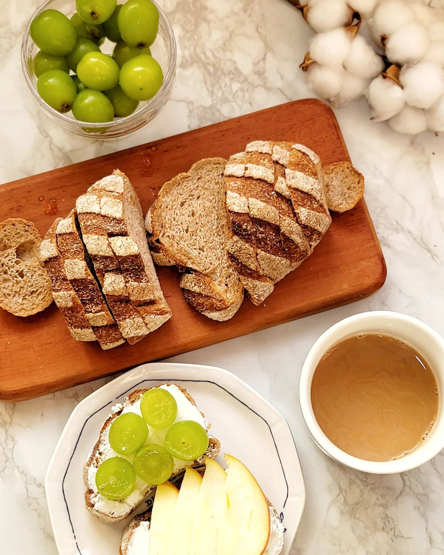 #협찬

윤쉐프 정직한 제빵소🍞

✔️ 구입처: https://smartstore.naver.com/honestyunchef

🍴순수통밀빵 5,700원
🍴팽오세이글 7,800원
🍴6그레인 잡곡빵 7,400원

🍞 윤쉐프 정직한 제빵소는 매일 먹어도 질리지 않는 건강한 빵을 지향하는 건강한 베이커리에요. 
자연에서 찾아내는 순수한 재료를 통해 건강빵을 만드는 양주 베이커리로 유명해요. 

🍞 윤쉐프 정직한 제빵소는 100% 수작업으로 매일 아침 만들어서 당일 발송으로 신선함이 최고👍
밀봉 포장으로 배송되어 와서 안심하고 먹을 수 있어요. 
먹기 편하게 컷팅으로 주문할 수 있는데, 적절한 두께로 예쁘게 잘라져서 활용하기 좋았어요. 

🍞 100% 통밀가루에 천연발효종과 소금만을 사용한 순수한 통밀빵으로 건강빵을 찾는 먹선생에게 딱인 빵이었어요. 천연 발효종으로 18시간 저온 숙성되어서 그런지 씹을수록 고소했어요. 

🍞 빵 하나만 먹어도 고소해서 맛있게 먹을 수 있어 한 끼 식사로도 든든하고, 건강한 느낌까지!💪 
그릭요거트를 발라 과일을 얹어 과일샌드위치로 먹으니 더 맛있었어요. 

🍞 잼, 그릭요거트, 과일 등 어떤 재료와도 잘 어우러지는 빵이라 다양하게 먹기 좋았어요. 

🍞 통밀의 거친 식감이 느껴지면서도 속은 쫄깃하고 부드러워서 건강에도 좋고, 식사 대용으로도 딱이네요. 빵을 먹어도 속이 편안해서 부대끼지 않아 좋더라구요. 🌾🥖 

🍞 식단관리가 필요한데 빵을 좋아하는 분들은 윤쉐프 정직한 제빵소의 통밀빵 추천드려요. 

honest_artisan.yun

#윤쉐프정직한제빵소 #양주카페 #빵지순례 #순수통밀빵