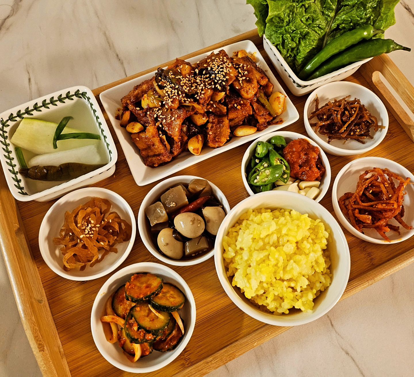 🍽

요며칠 동치미가 너무 먹고 싶어서
만들긴 귀찮고 나간김에 시장가서 조금 사왔는데
밍밍하니 맘에 안 드네🥲
조금 익혀보면 나으련지

#오늘뭐먹지 #오늘의메뉴 #상차림 #반찬메뉴 #저녁밥 #저녁밥상 #저녁메뉴 #강황밥 #오이지무침 #무채장아찌 #메추리알곤약장조림 #동치미 #제육볶음 #우엉조림 #진미채볶음