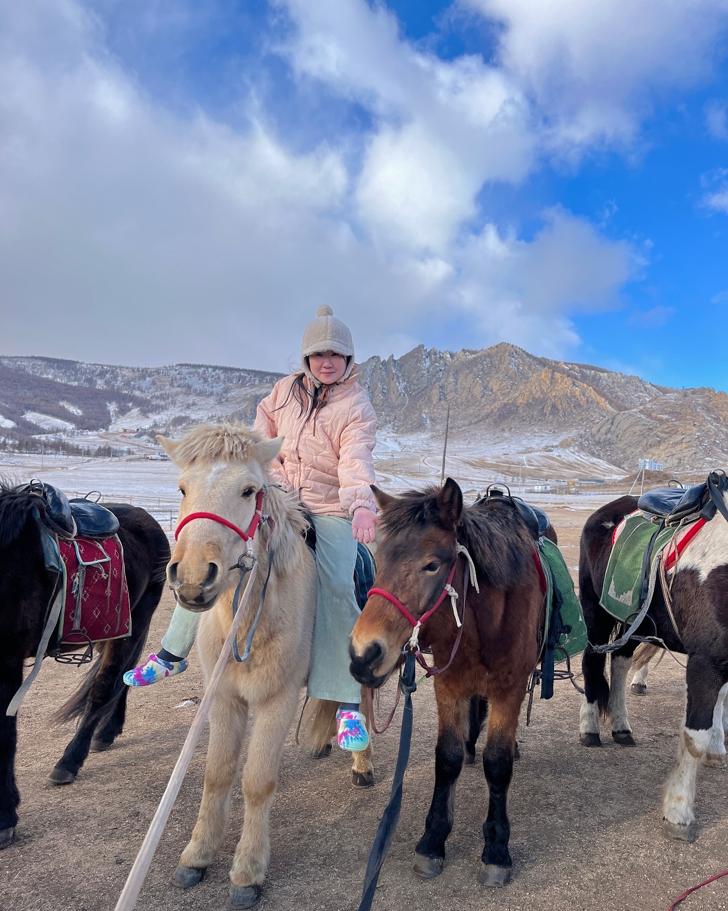 #몽골여행 #겨울몽골 #11월몽골 
말타기 🐴 
왜 말들이 다 작은거죠..? 암만봐도 포니 같은데 
#말아미안해ㅜㅜ