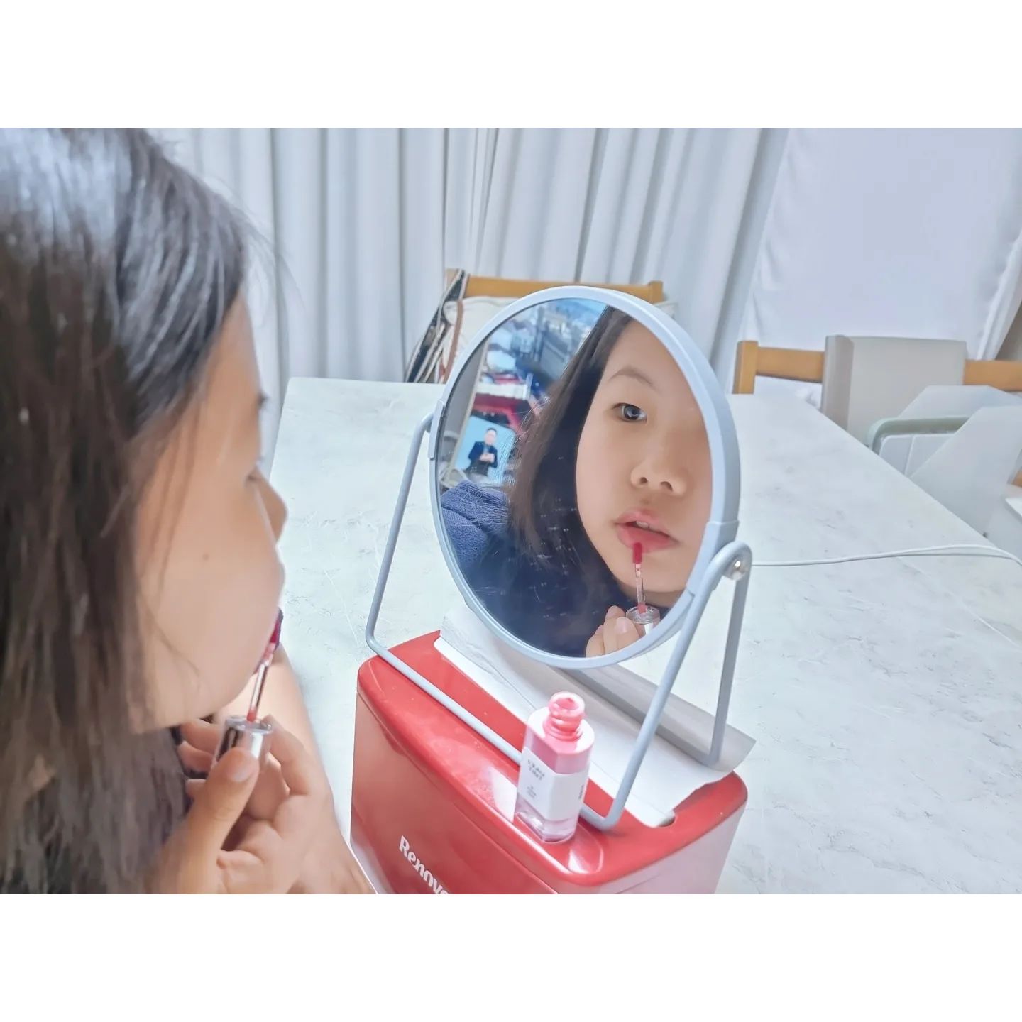 #협찬 #삐아 

바쁜 아침.
공들여 화장하고 출근해도
립메이크업을 하지 않으면
어디 아프냐는 소리를 많이
들어요. ㅎㅎ 

평소 립화장을 잘 안하다보니.. 
립스틱, 립글로우즈를 바르면 
제 스스로 좀 어색한 느낌. 

자연스럽게 발색이 되면서 
어색하지 않은 제품을 찾다보니 
삐아 립틴트가 눈에 띄더라고요.
마침 올리브영에서도 판매하고
있다고 하여 퇴근길에 겟!! ㅎㅎ 

컬러도 무척 다양했는데요. 
웜톤, 쿨톤에 어울리는 컬러가
친절하게 표시되어 있어서 
컬러선택에 큰 고민없이,, 
저는 02번 플레르로 컬러로
선택했어요. 
차분한 핑크로 캐주얼에도~ 
오피스룩에도 잘 어울리고,
자연스럽게 발색되어 어색하지
않아요. 
부드럽게 발리고, 시간이
오래지나도 오래 남아있어~ 
수정을 자주 하지 않아도 되니 
좋습니다. 비건 제품이라 
더 안심이에요~ 
 

#삐아색조맛집 #bbia #로틴트후기 #삐아로틴트 #삐아인증이벤트 #올리브영