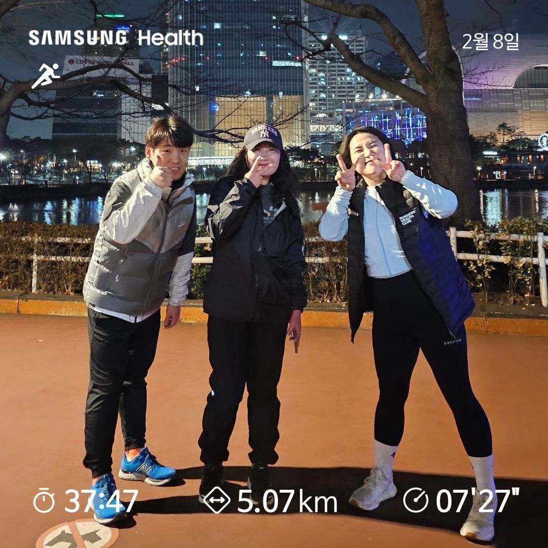 명절 전 달리기 해야지!!!
내일부터 많이 먹을꼬니까😋

오늘은 항상 천천히 조깅을 하다가 7분대로 진입하고 
달리기가 재미있어졌다는 달친과 늦은 저녁 조깅🏃‍♀️🏃🏃‍♂️

달리기가 재미있어진 순간들이 새록새록😎
처음 5K 달리기를 완주했던 날
달릴때 숨쉬기도 버거웠는데 친구들과 얘기하면서 뛸수있게 된 날
비를 맞으면서 우당탕탕 뛰어본 날
마라톤에 처음 나가서 신나게 달리기 하고 온 날

달리기를 하면서 생긴 목표는
70대가 넘어서도 잘 달리는 시니어러너가 되는거!
앞으로 달릴 많은 날들이 너무 기대된당😍💕
.
.
🐘 kokkiri_running_crew

#ㅋRC #코크루 #코끼리러닝크루 

#러닝 #달리기 #달리기그램 #런닝 #러닝크루 #런스타그램 #러닝스타그램 #운동 #운동기록 #잠실러닝 #러닝크루 #석촌호수러닝 #삼성헬스