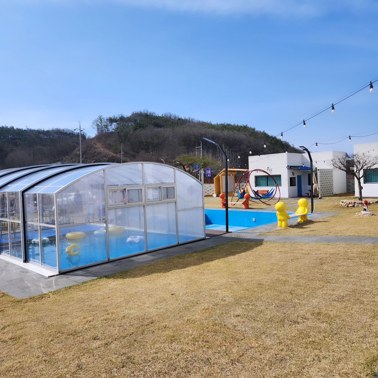 대구근교 아이랑 여행추천 !!

대구와가까운 군위 💛
점심일찍먹고 출발해 삼국유사테마파크 갔다가
바로근처 군위이지파크펜션에서 남은 하루를 보내요. 

여기 볼거리 놀러리가득이라 아이랑 하루종일 놀수도 있고요.
차타고 조금나가면 엄마아빠어렸을적에랑 화본역. 레일카페등
관광도 할수 있답니다 😊

1박2일 완전 알차게 보내고 올수 있어요 ~!

yozm.n

#군위 #군위펜션 #삼국유사테마파크
#군위이지펜션 #이지펜션 #경북아이랑 #경북아기랑 #경북펜션 #요즘엔체험단