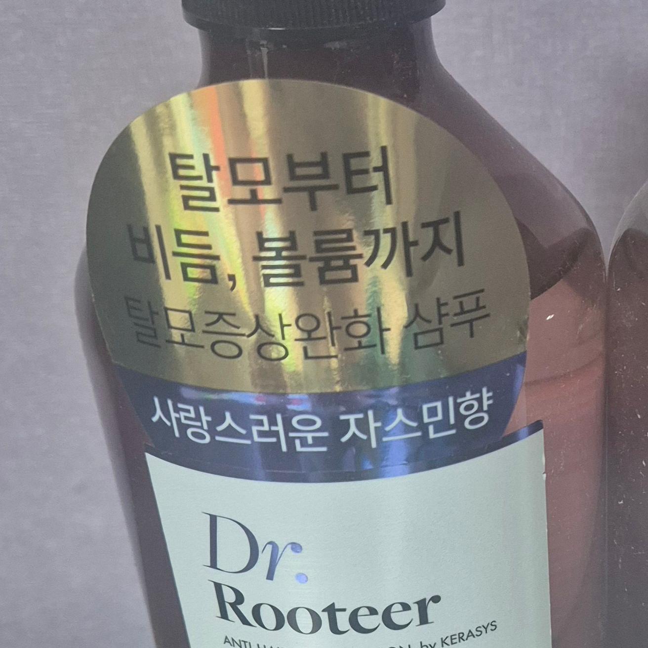 *AK Lover 제품 지원*
요즘 고민이 머리감을때 머리카락이 많이빠진다!!  샤워하고 나서 머리카락이 잔뜩 있으니 치우기도 힘들고!! 귀차니즘에빠짐요즘!! 
봄이라 유난히 더많이빠지는 느낌!! 
길었던 머리카락도 싹뚝!! 
짧아져서 덜빠지는 느낌이지만 그래도 가닥가닥빠진다!! 
아픈가?? 그런건 아닌듯한데...
봄이라 그런가??? 
고민중  *닥터루티어 맥주효모샴푸*를 만났다
용량도 많고 향기 또무엇?? 
은은하게 퍼지는 자스민 향이다!! 
식약처 보고 완료된 기능성 성분 3종 함유로 탈모증상완화에 도움된단다!!! 
모발 영양케어까지!! 
머리카락은 빠지고 비듬이 스믈스물 내려올쯤 
닥터루티어 맥주효모 샴푸로 셀프케어받아보자!
용량도 커서 봄여름에 셀프케어해서 긴생머리로 가을을 맞이하고싶다! 

#맥주효모 #탈모샴푸 #향기좋은샴푸 #두피샴푸 #비듬샴푸 #탈모케어 #두피관리 #약산성샴푸추천 #닥터루티어 #맥주효모샴푸 #비듬샴푸추천 #AKLOVER 
#퍼퓸샴푸 #모발영양 #약산성샴푸추천 #두피관리샴푸