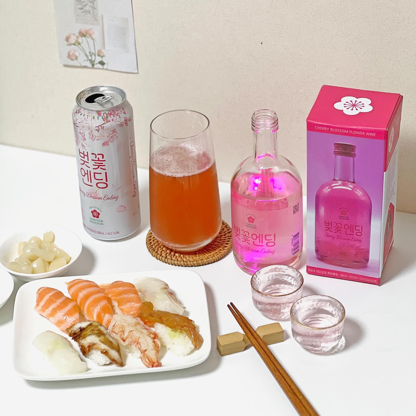#협찬

올 봄, 벚꽃 활짝 필때 꼭 필요한 인싸템!
감성충만 📍<벚꽃엔딩 맥주, 벚꽃주>를
GS25와 술마켓에서 만나실 수 있는데요.

📌<벚꽃엔딩 수제맥주>는
500ml, 3.0%로 ✔️낮은도수지만 풍미가 좋아요! 
라즈베리와 국내산 벚꽃잎이 들어가있어
✔️상큼달콤한 맛과 향이 너무 좋더라구요. 

📌<벚꽃엔딩 벚꽃주>는
375ml, 15.0%로 
국내산 사과와 겹벚꽃이 들어가 있어서 
술병안에서 ✔️하늘거리는 벚꽃잎이 매력적이에요! 

✔️LED 코스터가 함께 들어가있어
시선을 사로 잡으면서 기분까지 좋아지더라구요! 

벚꽃주 제조방법에 대하여 연구개발하여
✔️특허 출원한 특별한 제품이구요. 
곧 다가올 벚꽃축제때 핫 아이템이 될거 같아요 ㅎㅎ

벚꽃엔딩주 -> yeosu_giftshop 

✔️제품구매는 전국 GS25와 술마켓에서 구입 가능
✔️제품정보는 전용 웹사이트(www.벚꽃엔딩.com)를 참고해주세요! 

#GS25 #벚꽃엔딩 #벚꽃 #cherryblossom #벚꽃축제 #벚꽃명소 #벚꽃놀이 #벚꽃엔딩맥주 #벚꽃엔딩벚꽃주