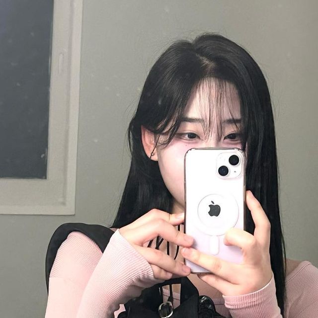  수인 on Instagram: "걍 왕 … 왕 귀엽고 블랙벨벳에 
더블🎀🎀 리본 달려있는 발레코어 가방 ✨
개강하면 이거 맨다🖤🥹
@leraflate 
.
.
.
.
.
.
.
.#레러플레이트 #백팩  #백팩코디 #백팩추천 #여자가방 #여자백팩 #데일리백 #발레코어룩 #리본가방 #뒷모습찍는법 #リュック #バックパック"