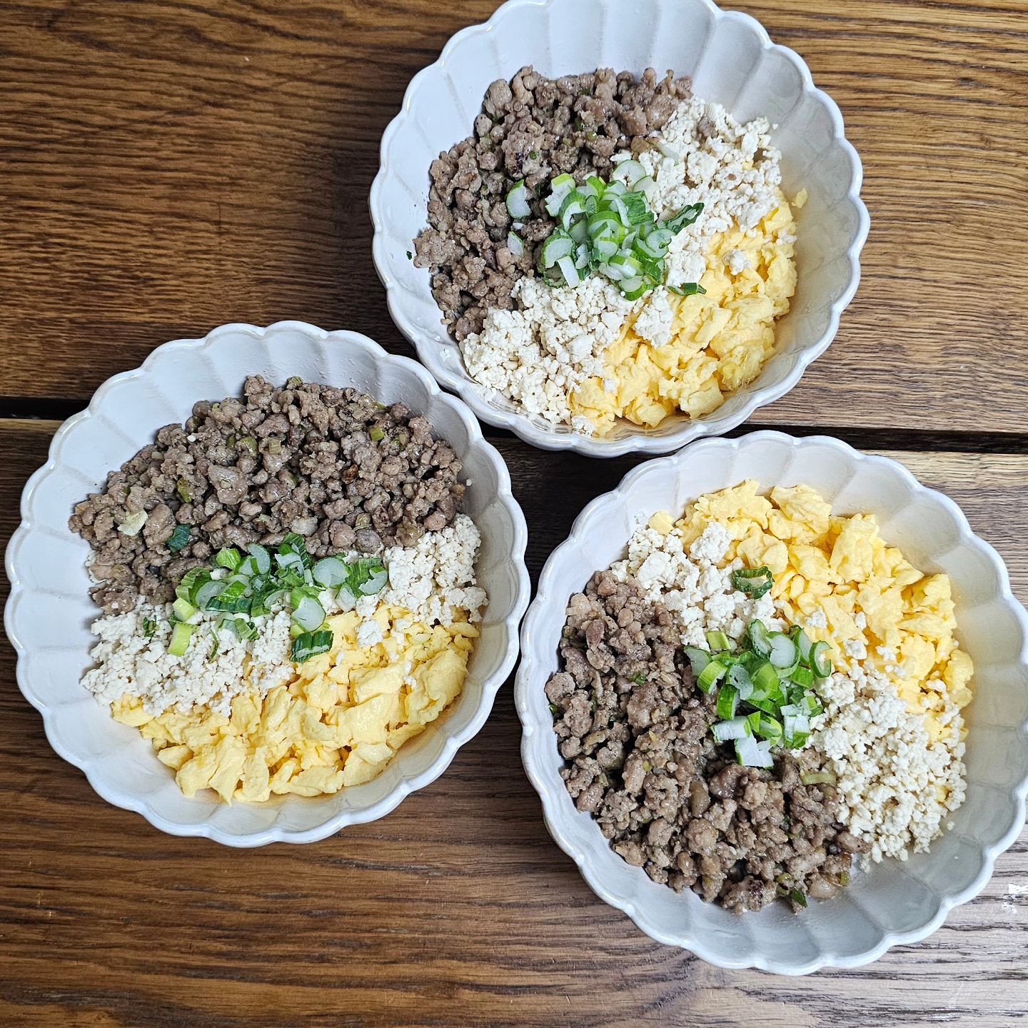 오늘은.
셋다 똑같이.
두부제일많은건주빈이꺼.
고기제일많은건다경이꺼.
밥이제일많은건태경이꺼.

나는 쉐이크로~~~~👍👍👍
새벽에 오빠랑 야식 먹을거니까!!!!

#삼남매네저녁 #소보로덮밥 #간단한그릇밥
#다이어트식단 #초등다이어트 #포로리다이어트