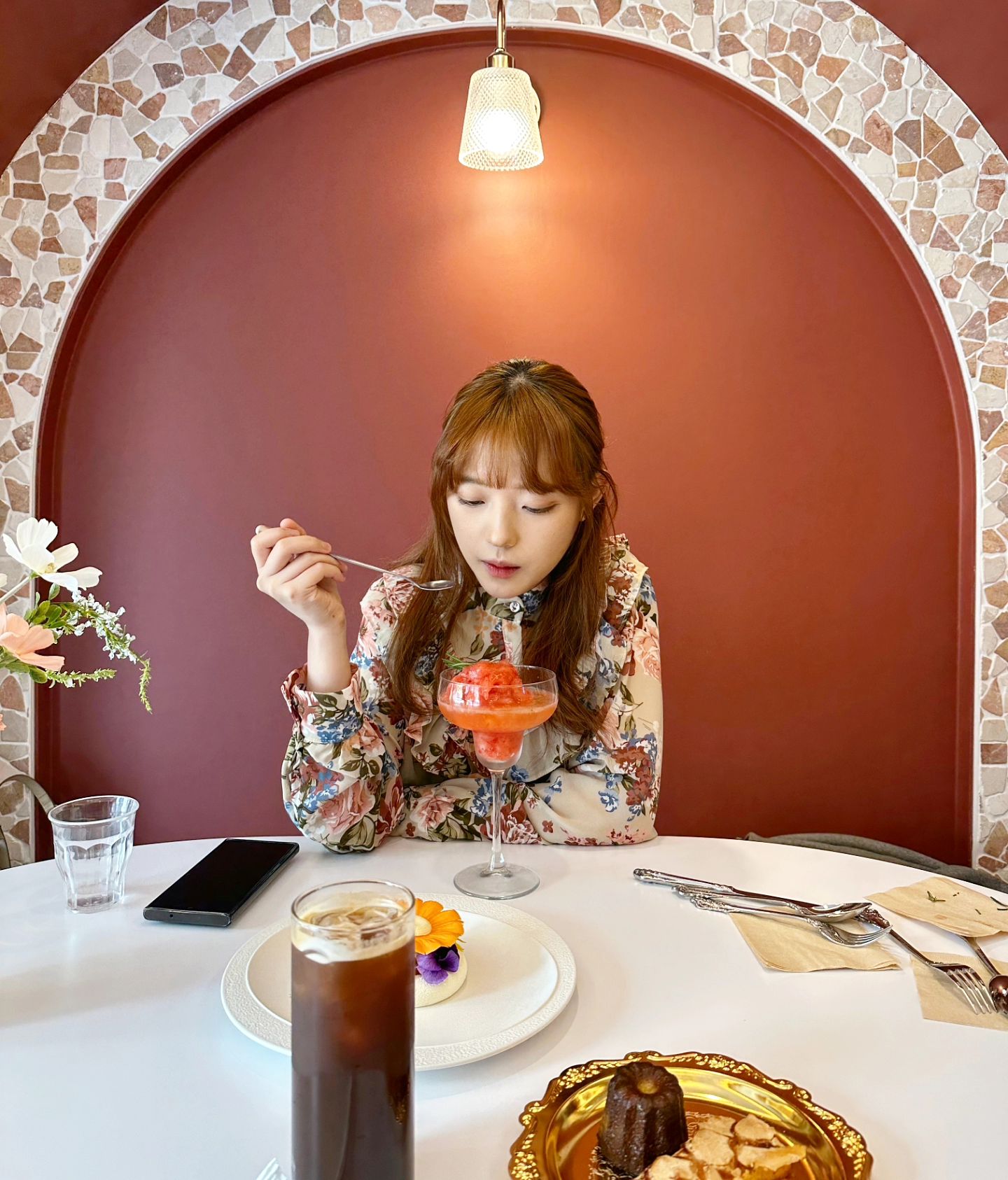 #성내동카페거리 에 위치한 파르삐떼 다녀왔습니다!
( palpiter_dessert_bar )

사실 수원 행궁동을 벗어난 이후, 서울내에선 만족하는 카페가 없었는데 정말 오랜만에 맛있다는 생각이 들은 카페입니다:-)

내부 인테리어도 깔끔하고 다기나 포크류까지 고급지게 나와서 시작부터 기분이 참 좋았습니다.🌸

특히 디저트 하나하나가 다 예술품, #파인다이닝 레스토랑에서 나올것 같은 비주얼이었었어요👀🎆

비주얼과 맛이 상반된 일반 카페랑은 달리 지금까지 가본 카페중에 제일 맛있었다는 생각이 들정도라서 주변인들 20명 넘게 사람없을때 여긴 꼭 가보라고 추천해줬습니다.(저도 먹고 너무 맛있어서 추가로 다른 메뉴들도 시키고 디저트로만 배를 채우고 갔네요ㅎㅎ..)

다른 누네띠네나 까눌레같은 메뉴들도 전부 너무 달지도 않고 딱 적절하게 달짝지근 고소한 디저트가 너무 취향이었습니다. 개인적으로는 남녀노소 다 좋아할꺼같은 맛이었어요👍

개인적으로 저도 못먹어본 메뉴들이 많아서 다음에 올땐 전부 먹어보는거로...!🎆 좋은기회 만들어주셔서 감사합니다.

#데이트추천 #올림픽공원카페 #올림픽공원맛집 #성내동커피
#카페추천 #디저트카페 #디저트카페추천 #파인다이닝디저트 #디저트맛집 #서울카페추천 #서울카페 #서울디저트맛집