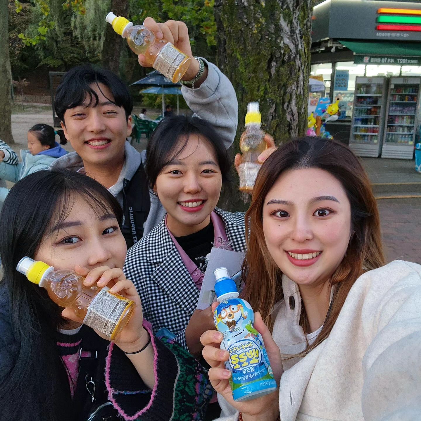 .
뽀로로 한잔에 신이난 으른이들💛
세상 이렇게 죽이 잘 맞을 수 있을까?

'무계획도 계획이다!'-전고트일동
.
#죽이척척맞는우리들✌️ #토요일하루끝 #알차게놀았다 #전고트🫎 #좋은사람들 #노는게제일좋아 #노랭이의_노랑노랑한_하루