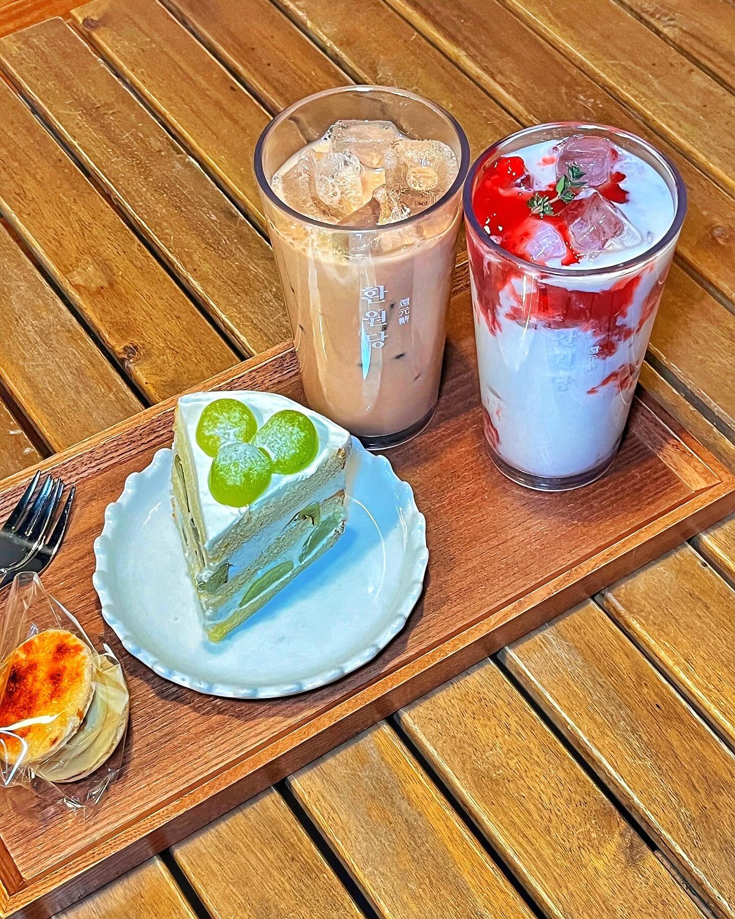 #협찬
ㅡ
건대입구역 수제 디저트 맛집 #환원당 🍰🧁
마카롱 전문점으로 유명한 곳이라 그런지
알록달록 귀여운 마카롱들이 다양🩷💛🧡🩵

케이크랑 까눌레, 에그라트르, 휘낭시에, 마들렌 •• 
등등 뭘 먹을지 행복한 고민하게 되는 곳🫶🏻
가격도 착해서 여러개 집어도 부담 없꾸 ꒰◍︎⍢︎◍︎꒱

학교 근처에다 분위기가 조용하고 좌석도 많아서
공부나 작업하러 오는 사람이 많인 너낌 ! 

야외랑 루프탑도 있어서 날 풀리면 
밖에서 즐겨도 좋을 거 같더라구여🌬️🍃

주문제작 홀케이크 예약은⤵️
🤍 hwan_won_dang 🤍

📍 서울 광진구 능동로 166
⏰ 10:00 - 22:00
ㅡ
#건대 #건대입구맛집 #건대입구역맛집 #어린이대공원 #어린이대공원맛집 #건대카페추천 #어린이대공원카페 #광진구마카롱 #마카롱 #마카롱선물 #마카롱카페 #디저트카페 #디저트카페추천 #베이커리카페 #수제디저트 #수제디저트카페 #먹스타그램 #먹스타맞팔 #먹스타소통 #먹팔 #맛집 #맛집추천 #맛스타그램 #카페추천 #케이크주문제작 #케이크맛집 #에그타르트맛집 #혼카페