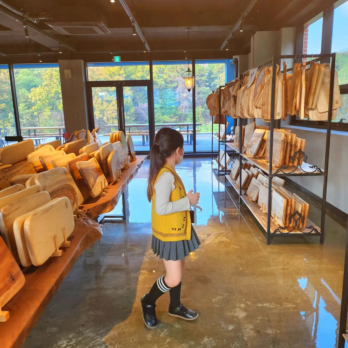 💛
.
어제는 낮에 날씨가 진짜 좋더라구요🌞

어제 따니는 아침 등원준비할때 늦게 일어났는데
옷 고르는데만 15분 넘게 걸리고
앞머리 빗는데 10분.... 이도 안닦고.....
결국 엄마 폭발해서 엄청 혼났어요😤

혼내고나서 마음이 안좋아서
일찍 일 끝내고 따니 데리고
새로 생긴 카페 다녀왔숨당....🫠🫠

카페에서 도마를 팔고있는데
나무냄새가 엄청 좋게 나더라구요
구경 잘 하고 잘 먹고 왔어요💛

어제 놀았으니 오늘은 열일....!👊👊
.
.
.
#육아일상