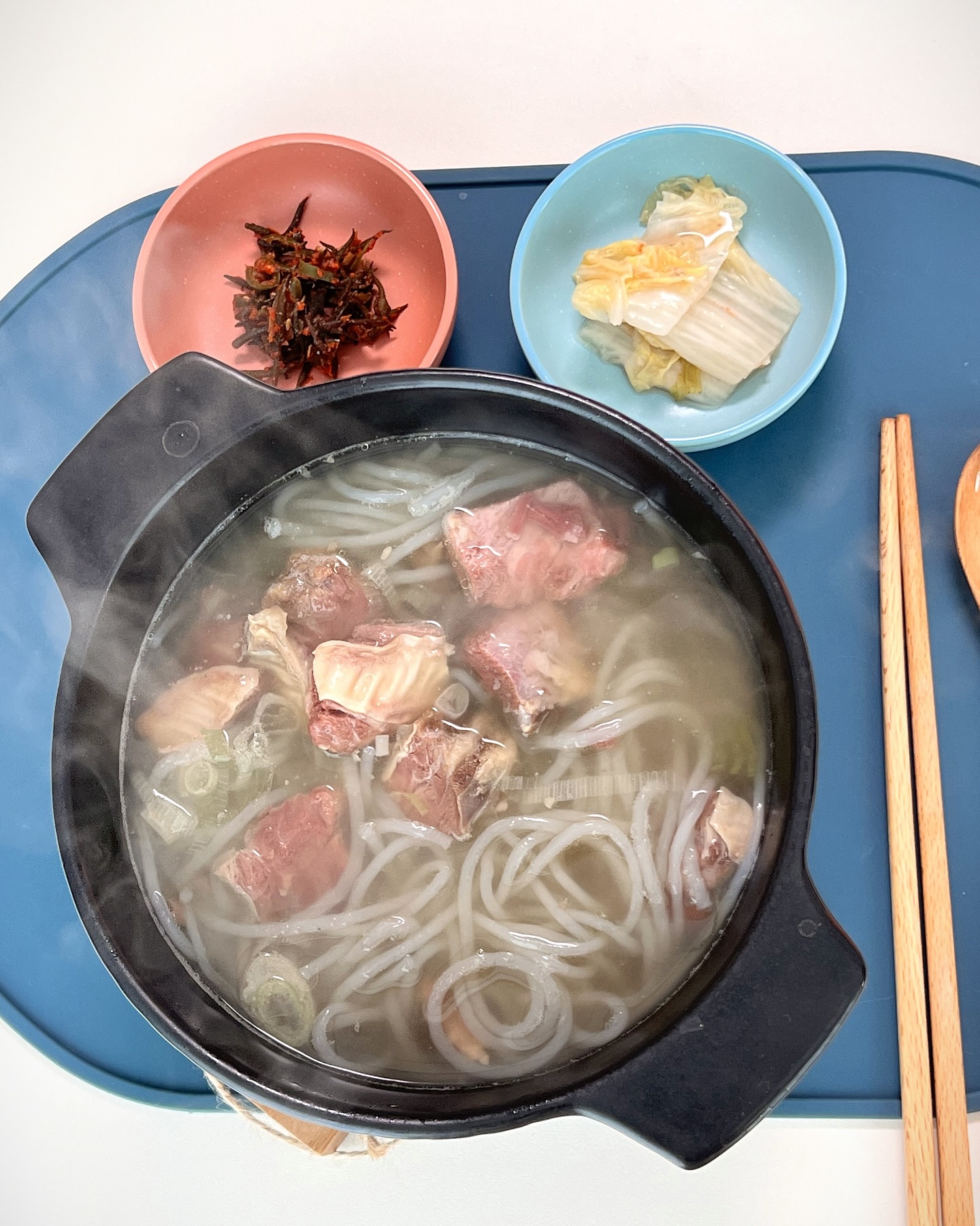 #협찬 #집에서갈비탕
🤭맛잘알 이영자 pick이라면 믿고 먹죠! 온작 뼈없는 갈비탕! 큼지막하게 썰린 갈비가 완전 부드럽고! 국물도 진하니 몸보신 제대로예요~ 집에 있는 당면에 파만 넣어주고 5분이면 푸짐한 한 상 차림 완성👩‍🍳 900g의 넉넉한 양으로 든든하고 뼈도 없어서 쓰레기도 안나오는 편리함! 냉동실 보관 안해도 되는 실온보관력까지 ㅠㅠ 이건 진짜 저처럼 음식 쟁이기 좋아하는 사람에게 넘 좋은 강점,, 다가오는 명절에 집에 있는 시간 많은데 뭐 해먹지 고민될 때도 넘 좋자나요💗 다들 요거 쟁여두세오-

[온작] 이영자 뼈없는 갈비탕
onzak.official 

#온작 #뼈없는갈비탕 #이영자갈비탕 #이영자뼈없는갈비탕 #소갈비탕 #순살갈비탕 #갈비탕추천 #갈비탕맛집 #홈쇼핑갈비탕 #갈비탕레시피 #집밥 #홈쿡