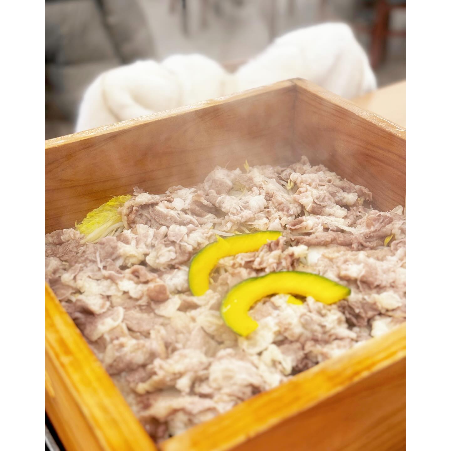 #오늘의사진 #아이포폰15promax
⠀
#240115
어제 날이 추워서
✨뜨끈한 편백찜 먹고싶다!✨ 한마디했을뿐인데...
오늘 가자! 라며 #고기사주는예쁜언니
저한테도 있네요🥹
⠀
#편백가원 소스도 너무 맛있고,
매장이 깔끔해서 모임하기고 좋아요💕
편백찜먹고 샤브샤브는 #무한리필
언니랑 나랑 둘다 연한색 옷을 입었는데,
직원분이 오셔서 옷에 튈거같다고
센스있게 앞치마도 갖다주심😉
#편백가원용인동백점
⠀
용인와서 알게된 언니인데
개그코드도 맞고, 제 얘기도 잘 들어주는
고마운 언니에요😉💕
누가 아들둘맘으로 보겠냐구요ㅋㅋㅋ
⠀
언니가 맛있는 고기사줘서 커피는 내가😉☕️
분명 어제 날씨가 추워서 따뜻한커피를
마셔야지 했는데, 주문은 아아로🤣
그걸 본 언니왈, “너 대까아야?”
나 : “대꺼야가 뭔데?”
언니 : ”대가리 깨져도 아이스“
앜🤣🤣ㅋㅋㅋㅋㅋ #대까아
⠀
#얼죽아 에서 업그레이드된 버전인가ㅋㅋㅋ
언제나처럼 입찢어지게 웃고
아쉬운 헤어짐 🥹
#담에또만나요 😉💕
⠀