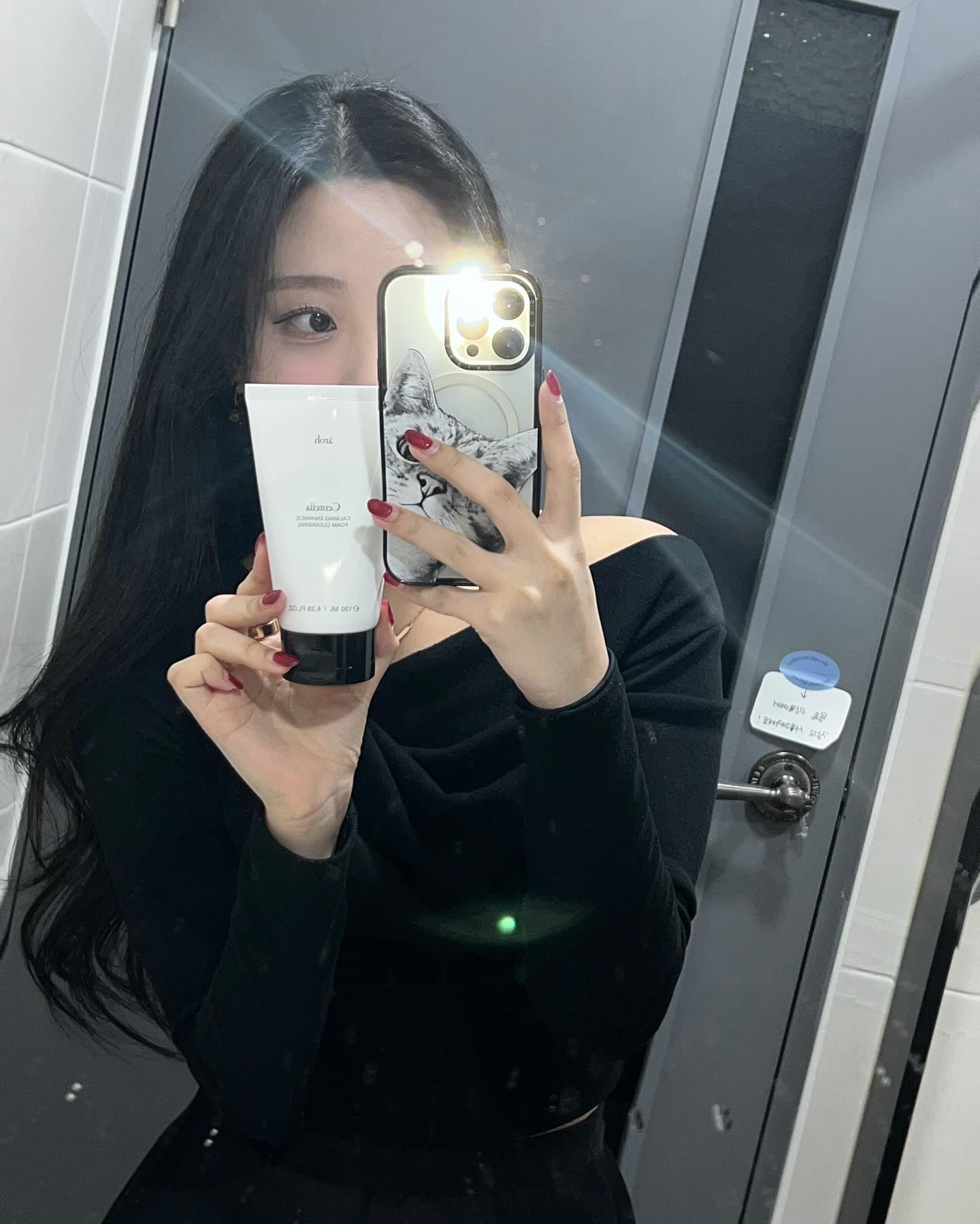 #제품제공 

#에이로(AROH.GLOBAL) 

Centella calming enhance foam cleansing
센텔라 카밍 인핸스 폼 클렌징 130ml 

✨에이로 클렌징폼은 부드러운 센텔라 원물을 그대로 담은 크림 제형이예요. 자극 없이 부드러운 텍스처로 겨울철 민감한 피부가 사용하기에도 좋은 부드러운 텍스처를 가지고 있어요!

✔️발효 CICA COMPLEX 
✔️초저분자 히알루론산
✔️All Ceramide 
✔️포트마리골드꽃(카렌듈라꽃)

✨마침 쓰고있던 클렌징폼을 다 써서 제가 사용해본 결과 에이로 센텔라 카밍 인핸스 클렌징폼은 트러블이 나지 않았고, 가렵거나 건조한 느낌이 없었어요. ⭐️알아보니까 트러블 유발 요인인 “미세먼지” 세정 임상 테스트를 통과했다고 하니 더욱 믿고 쓸 수 있을거같아요 :) 

#aroh #에이로 #클렌징폼추천 #폼클렌징 #클렌징폼 #클렌징 #화장품 #스킨케어 #스킨케어추천 #스킨케어루틴