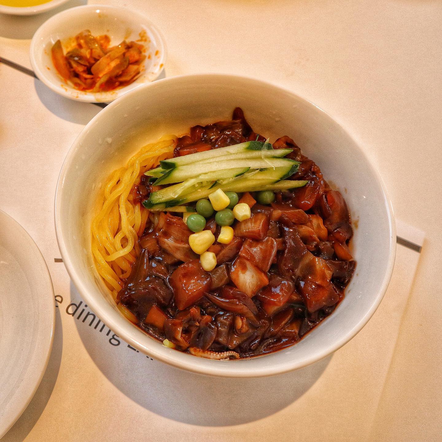 #경주중식당 #경주라이
⠀
경주 동천동에 모던 중식당 라이 다녀왔어요
모던한 분위기의 깔끔한 화이트톤 내부라
상견례나 데이트장소로 아주 딱인 곳이에요
⠀
런치코스A를 먹고 왔는데 대만족!!👏🏻
설화 게살스프, 유산슬, 찹쌀탕수육, 식사, 디저트
다양한 재료들을 맛볼 수 있답니다
음식 하나하나에 정성이 가득 담긴
경주 동천동 중국코스요리 맛집 라이 추천드려요❤
⠀
⠀
📍 경주 모던 중식당< 라이 >