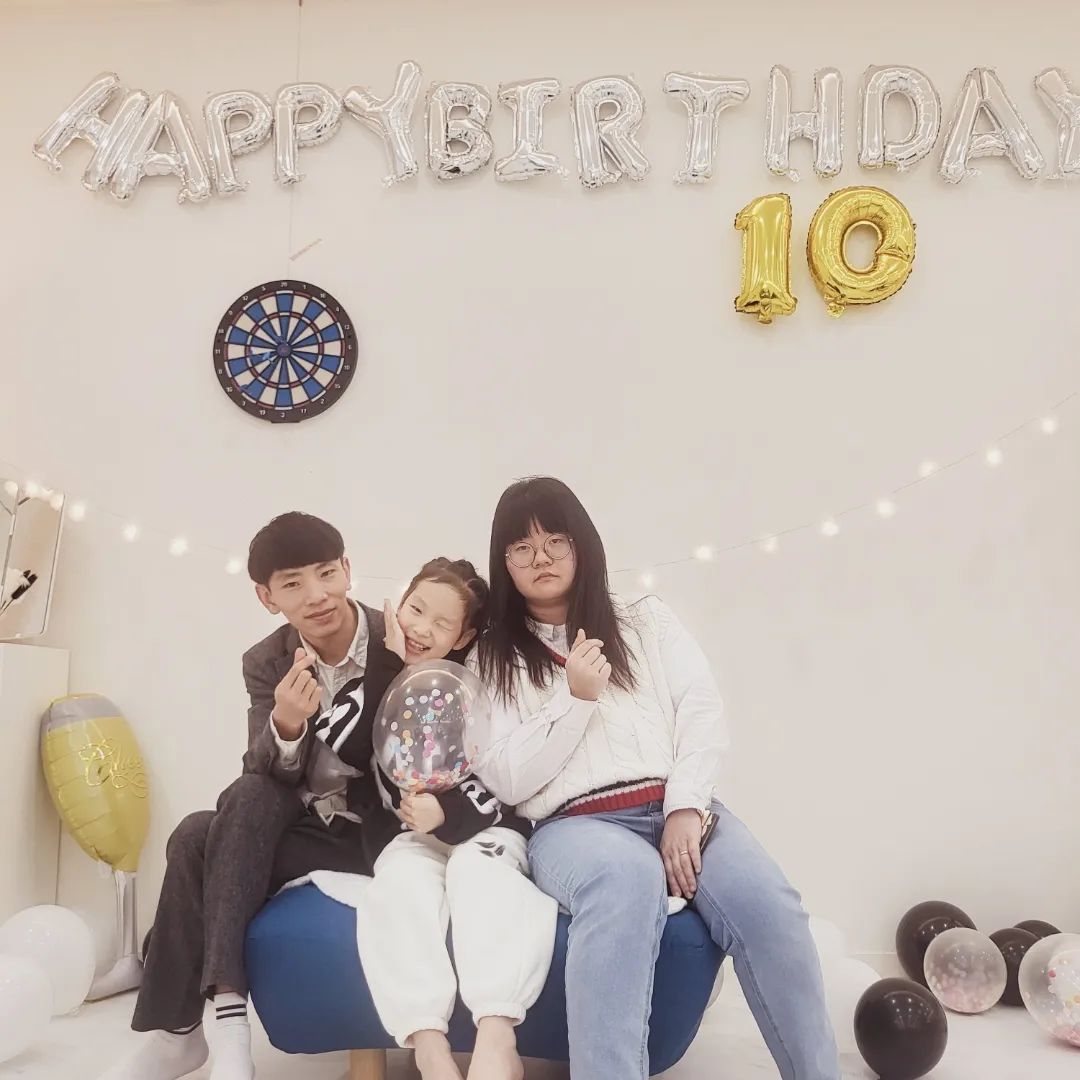 iujin2814 loveggaggungine su_jeong0951215 

어제는 소정이 생일이었네요 

이런 생일파티 같은걸 준비해본적이 없어 많이 부족했던

생일파티지만 소정이를 위해 준비해 보고 싶어서 

처음 준비하는거라 음악 준비 부터 영상 준비 편집 

3일 밤을 세워서 준비한 생일파티 

소정이랑 무엇보다 꼭 올해 생일파티는 함께하겠다는 약속 

그 약속을 지키기 위해 걱정과 근심이 많았던 순간 

주말에 날씨 폭설 예보에 좌절까지 날씨 걱정으로 또 몇일 밤을 세우고 다행이 날씨도 간절한 내 마음을 알았는지 

날씨도 너무 좋았던 소정이 생일 

소정이 소민이라는 단어만 들어도 행복하고 근심 걱정 사라지는 귀여운 아이들 

비록 몇일 밤을 세워 최고에 컨디션이 아닌 상태로 준비한 생일파티였지만 웃는 소정이 뛰어노는 아이들을 보면 

뿌듯하고 행복했던 잊지 못할 2024년에 처음을 소정이랑 함께할수 있어서 넘 좋았어

소정이 소민이는 내게 그 무엇보다 소중한 존재입니다.

소정이가 저한테 주는 행복은 몇억을 준다 해도 바꿀수 없는 

행복입니다.

그리고 소정이 축하 영상을 보내주신 모든 분들께 다시한번 감사드립니다. 

소정아 이제부터 더 행복하고 

더 아름다운 삶을 살아갈수 있도록 

삼촌이 능력이 되는날 까지 옆에서 서포트 해줄게 

삼촌이 소정이 성장하는데 작은 발판이 되도록 

소정이가 올라가지 못하는 길이 있으먼 

삼촌을 밟고 올라갈수 있도록 

소정이가 무서운 순간에는 옆에서 소정이를 지켜주고 할수 있는 삼촌이될것을 약속합니다.