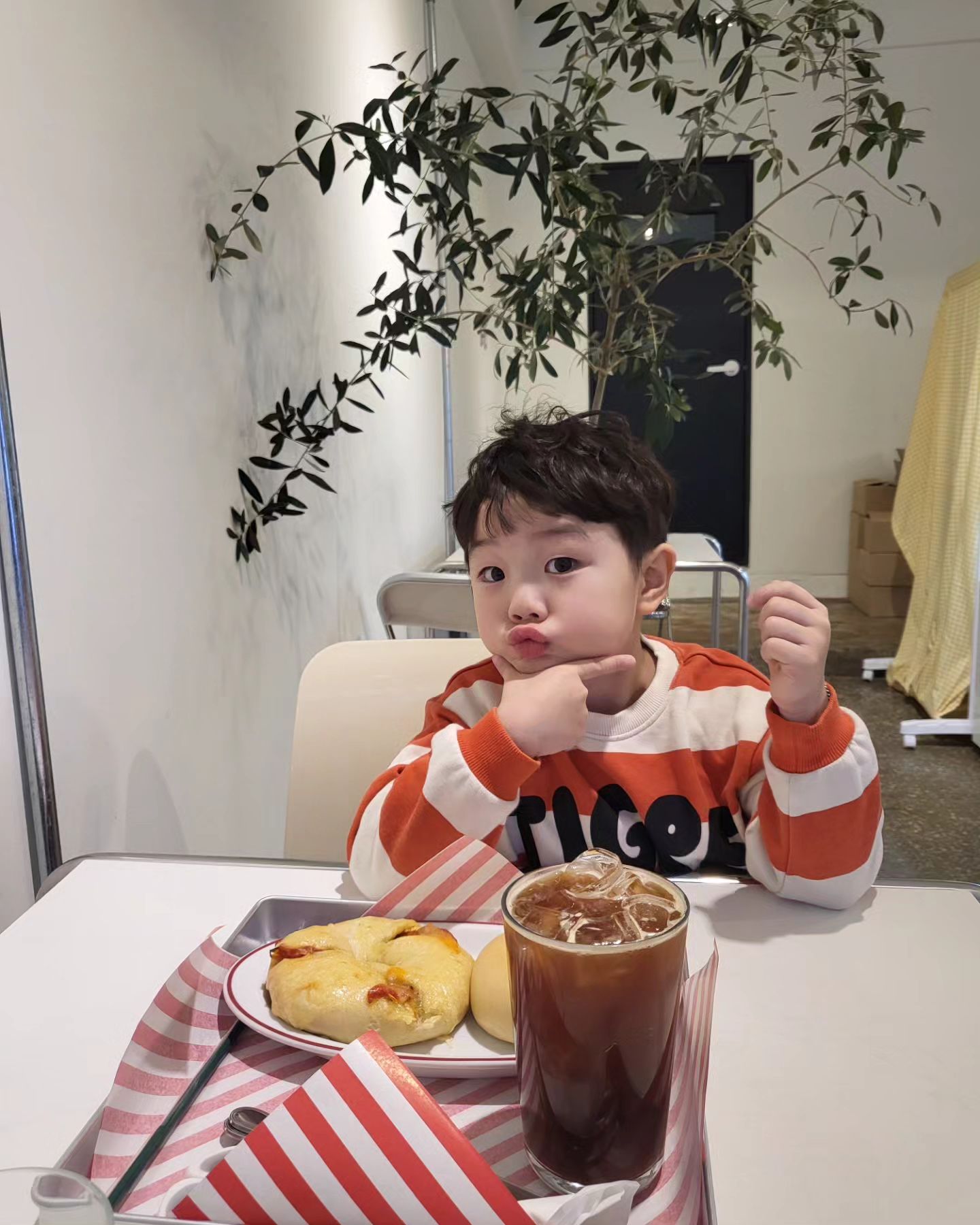 -
얼마전부터 다시 먹기 시작한 베이글🥯

#국민안전체험관 #리틀안전시티
아침마다 소방안전교육 본 보람이 있네..🤣

charlesbagel
#소방차매니아
#꿈은경찰 #ㅋㅋㅋㅋㅋ