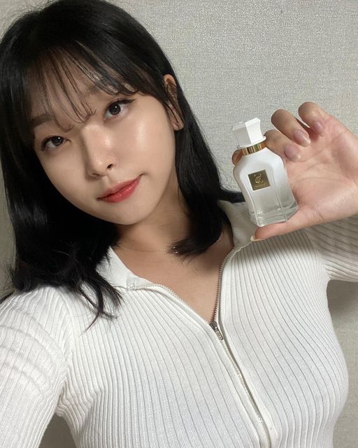 헬스공주 ✸ on Instagram: "요즘 최애 데일리 향수 셀마르 🤍 부드러운 우유향 최고...🫶🏻 시그니처 보틀 디자인까지 너무 예쁨 ㅠㅠ 페이퍼백까지 그레이프랩 콜라보레이션해서 이쁠 일이