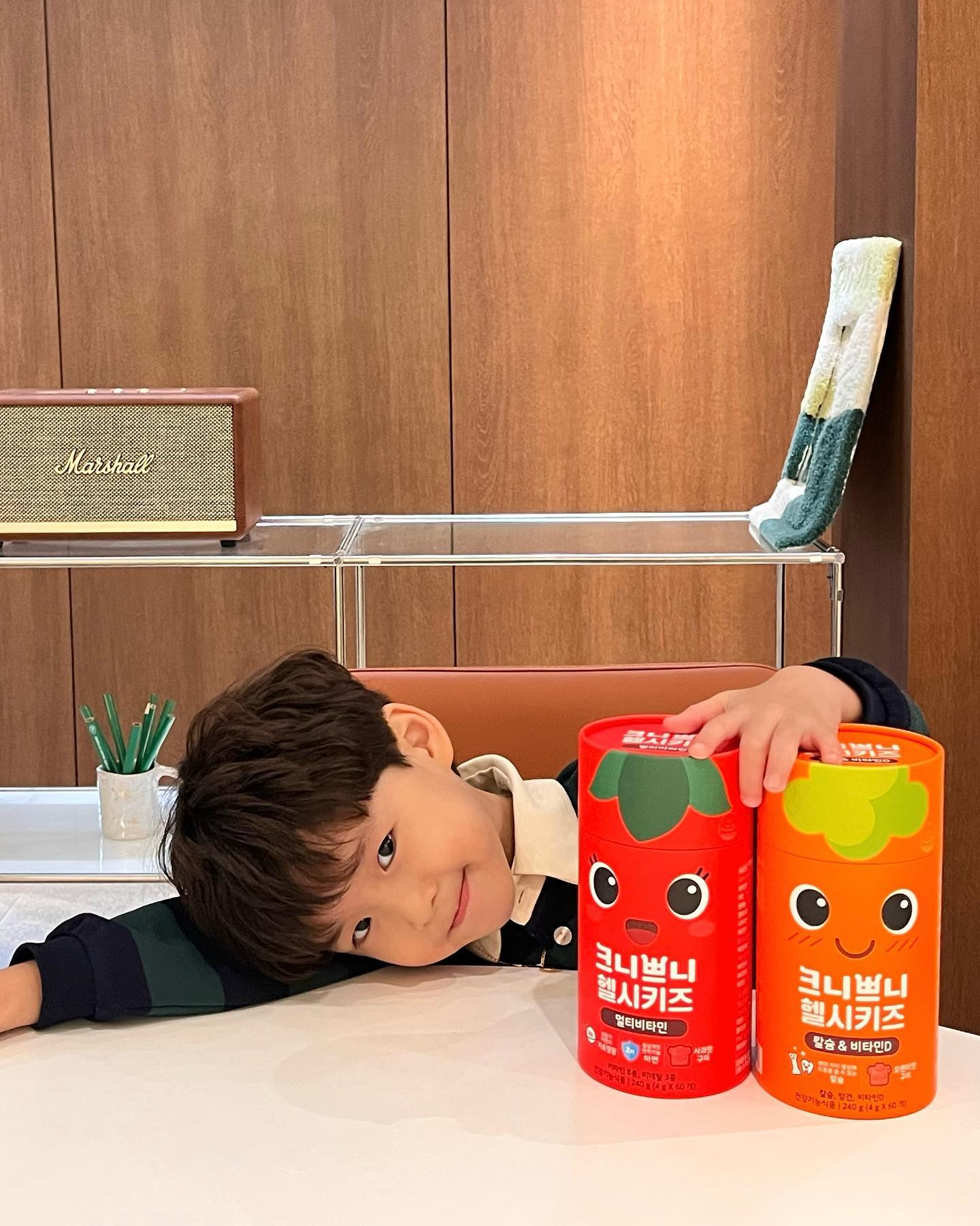 #협찬 #크니쁘니헬시키즈 

평소에 음료수로 자주 만나던 귀여운 비주얼의 크니쁘니가 비타민으로 새롭게 출시 되었어요! 🎊

무럭무럭 자라나는 우리 아이들의 비타민을 부담스럽지 
않게 쉽고 편하게 챙겨줄 수 있는 구미젤리 제형의 어린이 
비타민으로 크니쁘니헬시키즈 멀티비타민, 크니쁘니헬시키즈 
칼슘&비타민D 이렇게 총 2종으로 구성되어 있어요.❤️🧡

보기 좋은게 맛도 좋다고 귀여운 크니쁘니 캐릭터 비주얼에
오렌지 농축액, 유기농 사과를 사용해 맛까지 잡아낸 비타민이라 쭈누가 스스로 너무 잘 챙겨먹고 있어요. 

특히나 마음에 들었던 건 개별포장 되어 있어서 여행이나 이동이 잦은 쭈누에게 안성맞춤이라는 것! 
위생적이기도 하고 언제 어디서나 꺼내 먹을 수 있어서 외출용 가방에도 넣고 다녀요🥰

❤️ 크니쁘니헬시키즈 멀티비타민 ❤️ 
  눈건강, 에너지, 정상적인 면역기능 등 성장발달에 필수인
  11가지 비타민과 미네랄 100% 이상 함유! 
🧡 크니쁘니헬시키즈 칼슘&비타민D 🧡 
  성장기인 어린아이들의 뼈 건강을 위해 배합한 칼슘+ 
  비타민D + 망간 성분 구성! 
 더해서 부원료로 락토바실러스 유산균 함유와 설탕 대신 부원료로 
프락토올리고당을 사용해 만든 건강하고 착한 어린이 비타민! 

✔️ 자세한 사항은 지금 바로 롯데칠성몰에서 확인해보세요! 

#크니쁘니 #크니쁘니비타민 #크니쁘니헬시키즈비타민 #육아템 #육아템추천 #유아비타민 #어린이비타민 #육아일기 #육아기록 #아들맘 #5살 #5살아들 #카페투어 #카페투어
