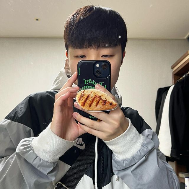 @_zeeeeen on Instagram: "#광고 #제품제공 @quatrocomma #삐빅 #헬린이 입니다 3대 500만큼 내구성 튼튼한 #콰트로콤마 #자체제작 #닭가슴살 #그립톡 #출시 생동감 넘치는 실사로 보고만 있어도 득근하는