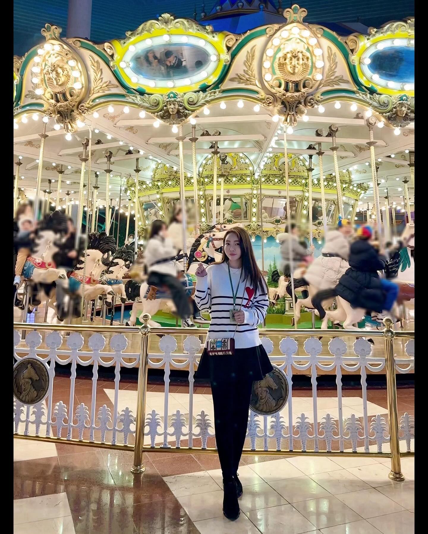 사룽하는 남푠님하고 1월 새해맞이 롯데월드 데이뚜 고고씽~😘

연간이용권 과 매직패스 프리미엄 10회권으로 완젼무장 하면 든든하지요~😉

바이킹 맨끝자리에서 타기 미션 완료!!
일취월장 하는 미니~🥰

아직 신혼놀이중인 미니!!
남푠님아 사룽해용~💕💕💕💕💕💕

#actor #model #연기 #모델 #배우 #데이트 #부부스타그램 #럽스타그램 #부부 #주부스타그램 #롯데월드 #롯데월드어드벤처  #잠실 #잠실롯데월드 #매직패스 #매직패스프리미엄
