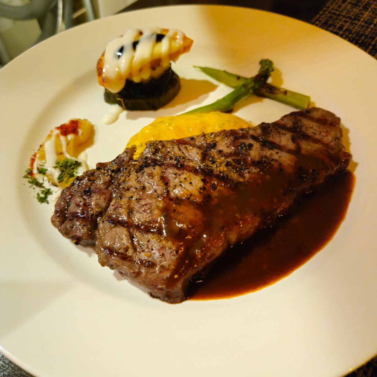 #쉐프수

✨️연희동에서 맛은 기본, 분위기와 가성비까지 모두 만족스런 데이트 장소를 찾는다면?

✨️스테이크하우스 쉐프 수 추천드려요!

✨️연희동에서 조용한 골목에 위치하여 분위기가 중요한 소개팅이나 데이트에 딱 이에요

✨️제가 태어나기도 훨씬 전부터 각종 호텔에서 요리 경력을 쌓아오신 쉐프님!

✨️여기는 쉐프님이 직접 요리하는 1인 식당이라 절대 음식을 대충 만들지 않기에
요리 하나하나에 정성과 자부심이 듬뿍 담겨 있었어요.

✨️저는 에피타이저 3종, 채끝스테이크, 파스타(오일/크림/토마토 중 선택 1), 치즈 토마토 오븐 리조또로 구성된
세트A를 주문했는데~

✨️미디움으로 구워진 채끝 스테이크는 입에서 사르르 녹아 함께 데코레이션된 가니쉬와 단호박 퓨레, 그리고 소스까지 궁합이 정말 찰떡이었습니다!

✨️그리고 알리오올리오는 적당히 짭조롬하면서 감칠맛이 싹돌아 일품이었어요.

게다가 치즈 토마토 오븐 리조또까지 먹으니 2명이서 3인분은 넘게 먹은 느낌!

✨️엄청난 내공으로 정성껏 만든 맛있는 요리를 세트 메뉴로 주문하면 저렴한 가격에 충분히 넘치는 양으로 맛볼 수 있어 입은 물론 지갑까지 모두 만족한 시간이었습니다.

🎈 서울 서대문구 연희맛로 7-8 2~3층 스테이크하우스 & 커피

chef_soo

#맛스타그램 #먹스타그램 #연희동스테이크 #홍대스테이크 #연남동스테이크 #홍대맛집 #연희동맛집 #스테이크맛집 #홍대데이트 #연희동데이트 #연남동데이트 #홍대와인 #연남동와인 #연희동와인
