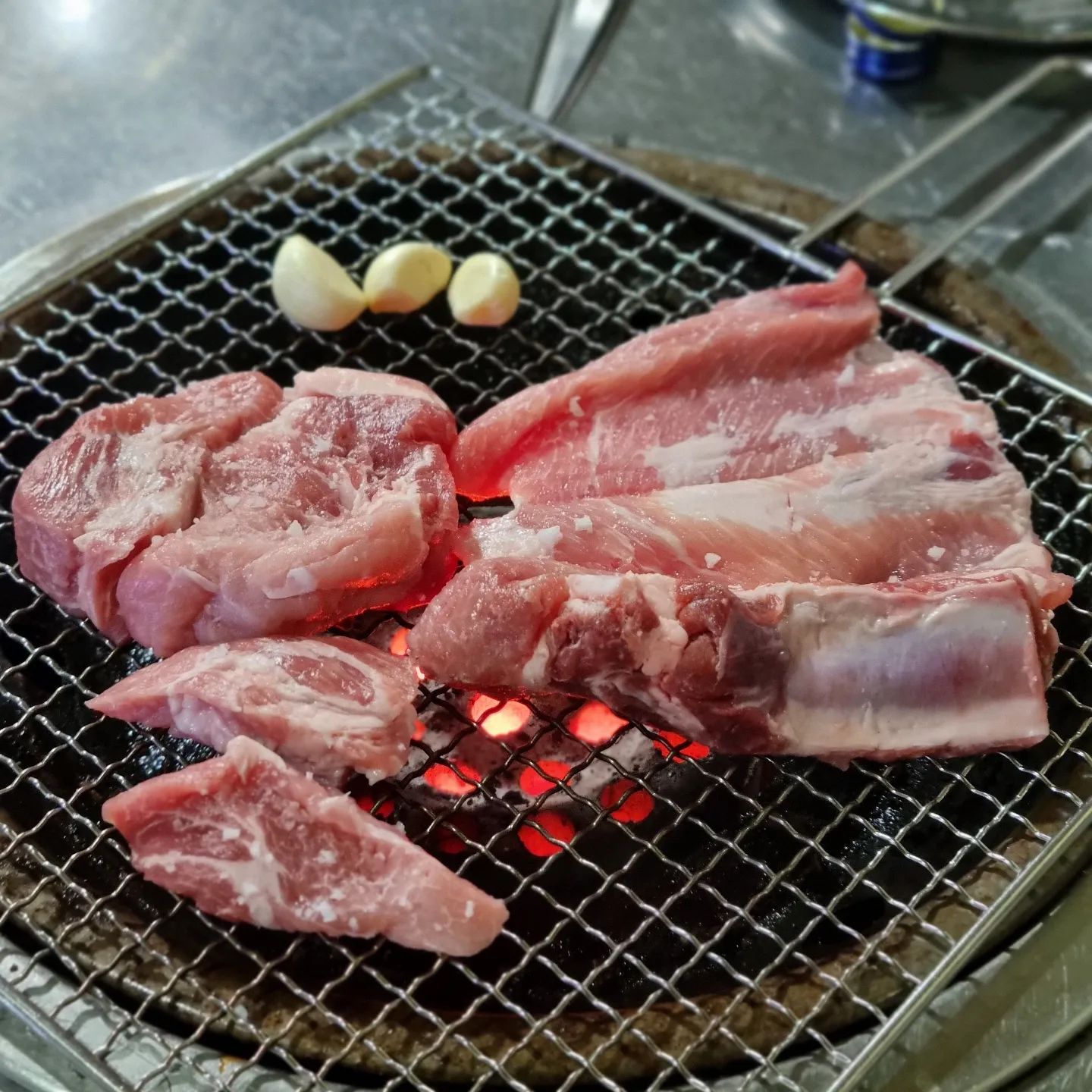 속초 술 쭉쭉 들어가는 고기맛집 #연탄불생구이

목살부터 갈비살 그리고 별미인 돼지꼬리까지
먹어볼수 있는 속초 로컬맛집🐷

부드럽고 촉촉한 목살에 소주 한잔
쫄깃 고소한 꼬리살에 소주 두잔💛

술 종류도 다양해서 골라 마시는 재미 추가요!!
소주 4천원인것도 행복인데 종류 상관없이임
사랑해 나만 알고싶은 맛집🥹

📍위치
강원 속초시 먹거리길 4 연탄불생구이

🕑영업시간
매일 17:00 ~ 23:00
일요일은 전화필수(033-636-7519)

🍖메뉴
돼지 생갈비 (250g) 12,000원
돼지 생목살 (200g) 12,000원
돼지 꼬리(소금or양념) 10,000원
소주 (종류상관없이) 4,000원

#속초맛집추천#속초#속초맛집#속초현지인맛집
#속초고기집#속초술집#쩝쩝이_강원도 #먹스타맞팔 #먹팔맞팔 #먹팔맞팔환영 #먹팔