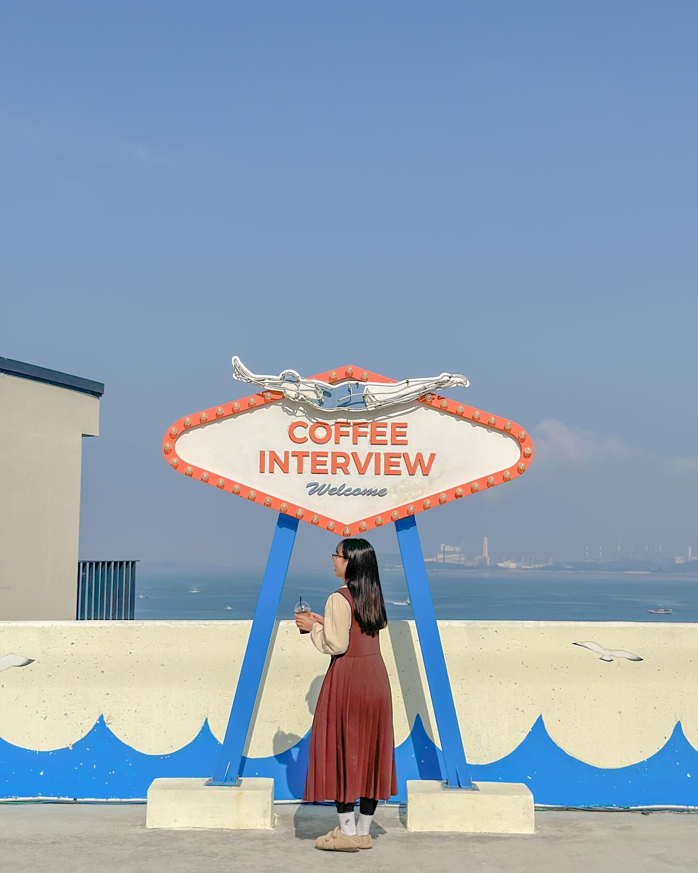 커피인터뷰 도장깨기, 커피인터뷰 대천🌊

추워지기 전에 다녀왔는데 트리 맛집들 올리느냐 이제야 올려보는 커피인터뷰 대천.
커피인터뷰 대천점은 시원하게 보이는 대천해수욕장 뷰를 가지고 있는 곳이에요.
여느 커피인터뷰 지점들과 마찬가지로 스테이인터뷰와 함께 운영을 하고 있어 대천 여행 오실때 숙박으로 머무르기에도 좋을 것 같은 곳.
귀여운 커피인터뷰 간판이 포인트가 되는 메인 사진이 포토존인데, 뒤로 보이는 바다도 정말 힐링되지 않나요🌊☺️
카페 내부에서도 모든 창이 다 바다로 향해 있어 대천으로 드라이브 다녀오실때 들르시기 너무 좋은 공간이였습니다.

🌊커피인터뷰 대천 (daecheon_interview )
📍충남 보령시 대천항1길 67-22
🕰️10:00-20:00
🚘주차공간O
#대천여행 #대천해수욕장 #대천카페 #보령여행 #보령카페 #커피인터뷰대천 #커피인터뷰 #스테이인터뷰