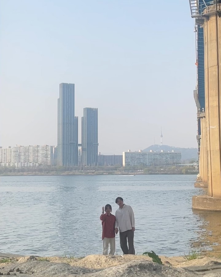 서울은 올 때마다 미세먼지 뷰지만 ,, 한강은 언제나 좋구낭 🫧✨
커플자전거는 처음인데 너무 재밌어서 시간 가는 줄 모르고 🤭
걸어가다 본 아파트단지 벚꽃, 그것만으로도 벚꽃구경 다했다며 서로 만족해 하고 🌸
가끔은 계획 없이 다니는 곳도 여유롭고 좋다 ! 🕊️