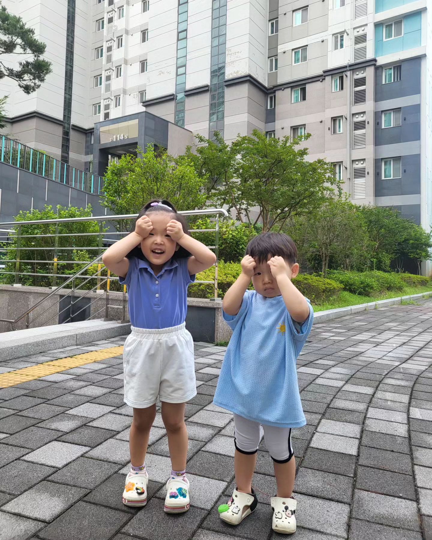 #일상 

오랜만에 꺼내보는 #남매샷 

점점 둘이 의지하는 모습도 사랑스럽고🤍
누나라고 챙겨주는 율이와
누나를 따르는 준이를 보고 있자니
둘 낳길 잘했다 라는 마음😘

눈에 담고 마음에 담아가는 매일매일이 소중한 요즘입니다🫶🏻

#남매룩 #남매룩코디 #남매엄마 #5살아기 #3살아기