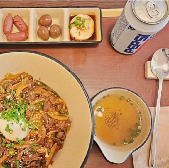 #광고

밥은먹었어??😄😄

엄마가 해준 집밥이 생각나는 정갈한 음식 한식 전문점 #밥은먹었어 가
포장/배달 전문점에서 단골들 성원에 힘입어 홀도 오픈을 했더라고요~!!^^

기본 4가지 밑반찬이 제공되고
정식 메뉴 주문시에는 솥밥 먹고 누룽지까지 챙길 수 있는 곳인데 가성비가 정말 좋아용~~

메뉴도 식사류부터 단품메뉴까지 진짜 다양한데

고기👉제육/김치제육/닭제육/닭김치제육/매콤소불고기/달콤소불고기 등
(고기정식/찌개정식 12,000원)

찌개👉돼지김치찌개/참치김치찌개/차돌된장찌개/해물된장찌개/차돌순두부찌개/해물순두부찌개/차돌고추장찌개/돼지고추장찌개 

단품메뉴👉제육덮밥 10,000원 / 소불고기덮밥 11,000원 / 숙성카레덮밥 10,000원 / 오므라이스 10,000원 / 김치볶음밥 9,000원 / 계란볶음밥 9,000원

김치찌개 10,000원 / 된장찌개 10,000원 / 순두부찌개 10,000원 / 고추장찌개 10,000원 / 어묵우동 9,000원 / 쫄면 8,000원

이렇게 안주류도 다양해서 저녁에 반주도 가능^^

또 공깃밥 추가시 무료이고
영수증 리뷰 참여시 2000원 슬러시 1잔 무료제공이라니 
정말 가성비 쩔죠😆😆

엄마의 집밥이 그리울 땐 이름도 친근한 <밥은먹었어?>로 레고레고~♡

✔️운영시간 11:30 - 22:00 
✔️브레이크 타임 16:00 - 17:00 
✔️라스트오더 점심 15:00 / 저녁 21

☎︎ 02-332-5890 
주소:서울 서대문구 연세로11길 24 1층

bob_head_bob
#신촌맛집 #신촌한식 #한식맛집 #신촌한식맛집 #연대맛집 #밥은먹었어