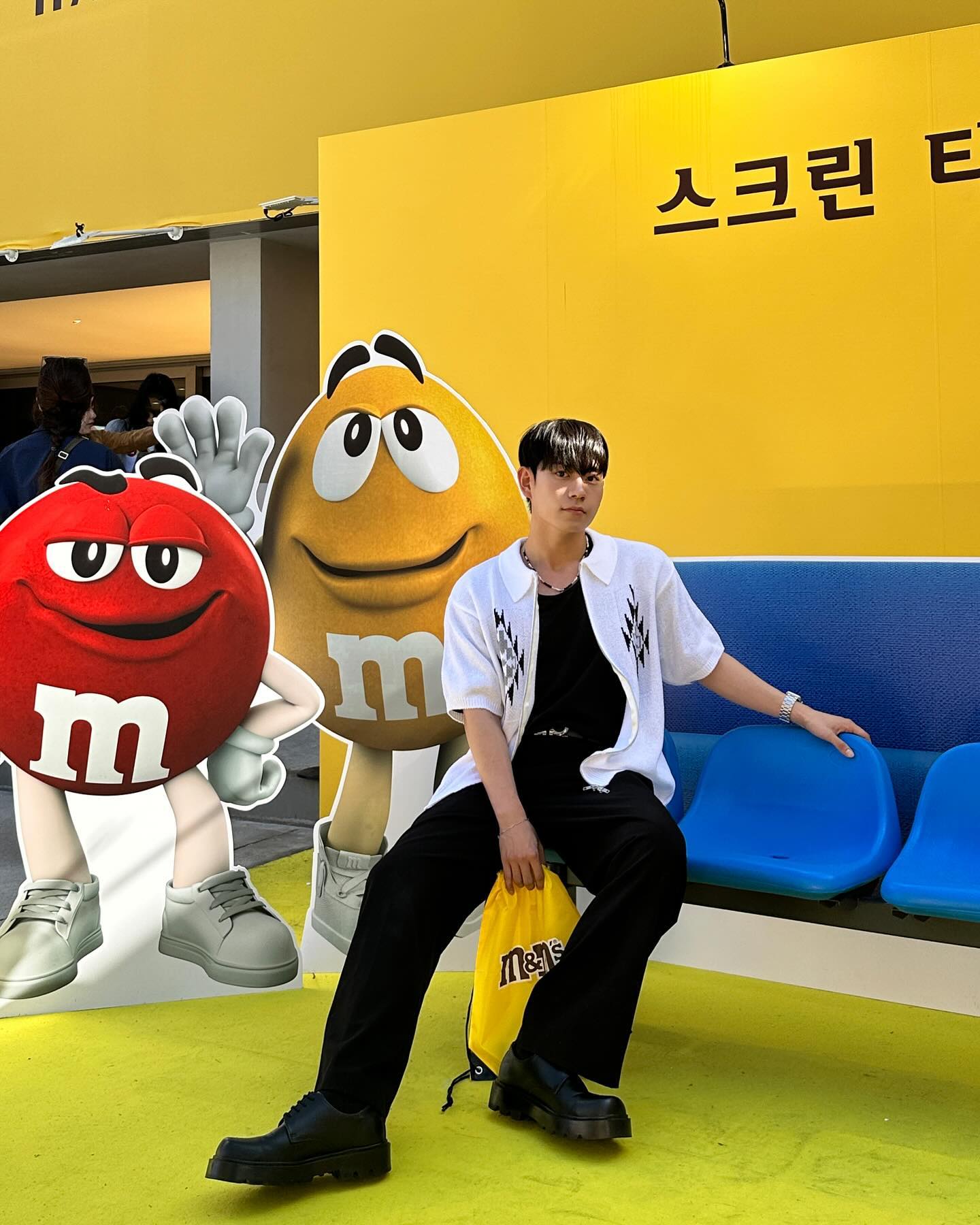 #광고 성수에서 가장 핫한 M&M‘S POP-UP 
marskorea_chocolate 엠앤엠즈 스크린타임 CITY 팝업 스토어에 다녀왔습니다~!🔥

📌 위치 : SPACE 257 / 성동구 연무장길90
📌 일정 : 5/15(수) ~ 5/19(일) / 11:00 ~ 18:00

🏷 핫한 사람들은 모두 간다는 성수 ’엠앤엠즈 팝업스토어‘에서 즐거운 시간을 보내고 왔습니다~!

🏷 입장부터 나의 콘텐츠 취향에 맞게 스크린 타입을 알아보면 카드를 발급해줘요! 카드를 가지고 순서대로 나오는 코스에 맞게 촬영도 하고 즐기시면 됩니다!

🏷 전 컬러별 포토부스의 컨셉이 좋아 신나게 찍고 왔고 룰렛 이벤트로 초콜릿 한박스도 야무지게 받았습니다~! 

🏷 평소에 이동하면서 OTT나 숏폼을 즐겨보는 편인데요! 이번에 선물받은 Screentime kit로 보니 더 재밌고 특히 구성도 알차고 이색적이었어요~! 보면서 초콜릿 같이 먹어주면 손에 묻지도 않고, 따로 영화관 갈 필요가 없어요!

🙏🏻Thank for marskorea_chocolate

#엠앤엠즈 #엠앤엠즈팝업스토어 #엠앤엠즈스크린타임 #엠앤엠즈초콜릿 #성수팝업 #성수팝업스토어 #성수핫플