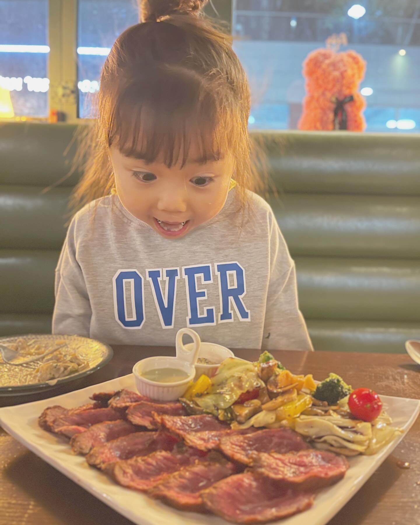 ◡̈𖤐 #협찬 #소금 #민락동맛집 

먹으면서 내내 감탄만 하다가 온 소금🤍
진짜 인간적으로 너무 맛난고 아니냐구요~( ͡° ͜ʖ ͡°)

요즘 지아 밥안먹는다구 여기저기 소문낫는데 
폭풍흡입이란걸 제대로 보여주고 왔어요☺️

저희가 선택한 메뉴는 

🤍 버클리 파스타

🤍 소고기 타다끼

인데요 원래 버클리 파스타는 매콤한 크림 파스타인데 
지아랑 같이 먹을꺼라 안맵게 부탁드렸어요

크림파스타지만 느끼하지않고 너무 맛나소 그릇 싹싹 비워냇다구요 🤭

소고기 타다끼는 말하면 모해요 입만 아프죠😋

연말모임으로도 데이트 코스로도 가족끼리 방문해도 너무 좋을듯해요 

🧂소금🧂

📍부산광역시 수영구 감포로102번길 28 1층 
📍민락역 3번 출구에서 239m

⏱️영업시간⏱️
17:30pm~01:00am

🧂단체석 , 포장 ,예약 , 소형견 애견 동반가능🐶 ,yes kids zoon

🏷ᴛʜᴀɴᴋ ʏᴏᴜ sogeum_sy 

이 글은 리뷰노트를 통하여 본 업체에서 제품 또는 서비스를 제공받아 작성된 글 입니다.

#부산맛집 #부산애견동반맛집 #부산예스키즈존 #민락동식당 #민락동맛집 #부산아기랑갈만한곳 #연말모임 #수영소금 #하루하루너무행복해__1222 #광안리맛집 #수영맛집 #수영양식 #부산양식 #리뷰노트
