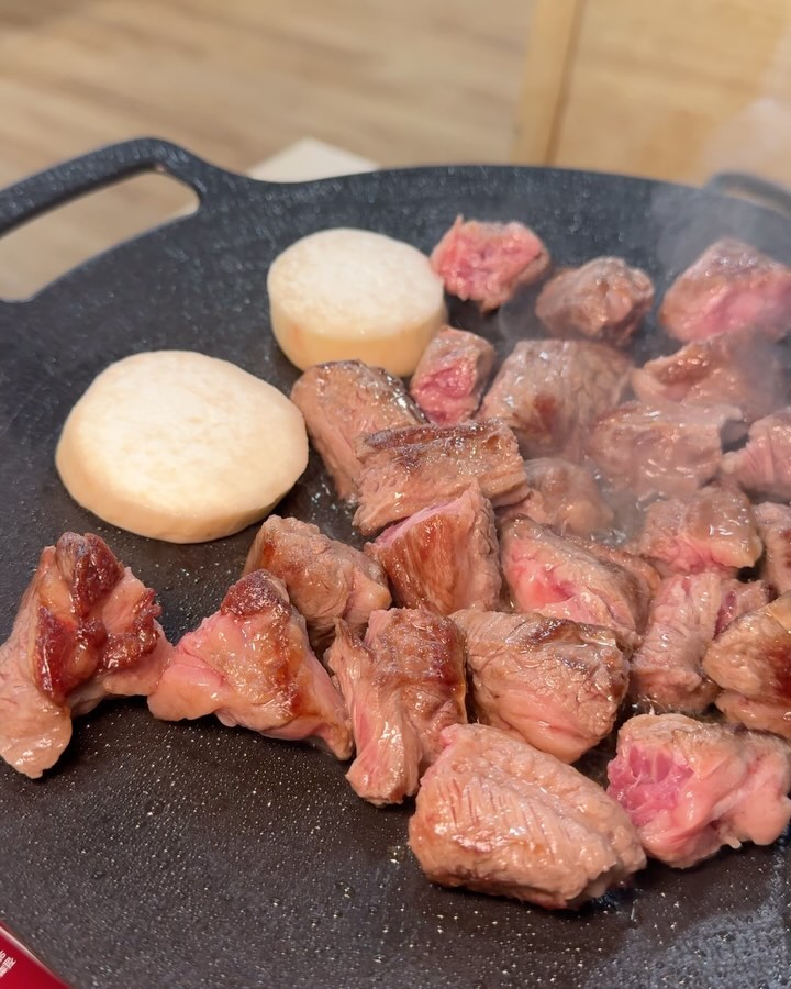 순대국집에서 소갈비살이 뭐라구⁉️

넓은 매장과 다양한 메뉴가 매력적인
김둘레순대국집에서 3월에 나온 신메뉴

회식메뉴로도 딱🩷적당한 가격의 
소갈비살이 나왔다고 해서 다녀왔어요 

저렴한 가격으로 엄청난 퀄리티의 갈비살를
여기만의 독특한 유자 소스에 찍어먹으면…
상콤달콤🧡 조합 진짜 미쳤잖아 

〽️ 소갈비살 (38,000)
야채와 및반찬이 다양하고 지방과 살코기의
아름다운 조화를 보여주는 고기 등장👀

오목한 판으로 기름에 튀겨지듯이 구워져서
타지도 않고 겉바속촉 쫄깃 지대루..✨
고기 못 구우는 저도 여기서 요리사 ㅋㅋ 

#김둘레순대국선릉점
✔️ 서울 강남구 테헤란로43길 19 1층
⏱️월요일-금요일 08:00~21:30
일요일 11:00~20:00

#먹플루언서4기 ##협찬 #선릉역맛집 #선릉역소갈비살맛집 #강남맛집 #소고기 #소고기맛집 #강남소고기 #소갈비 #소갈비맛집 #서울소고기 #순대국 #회식장소