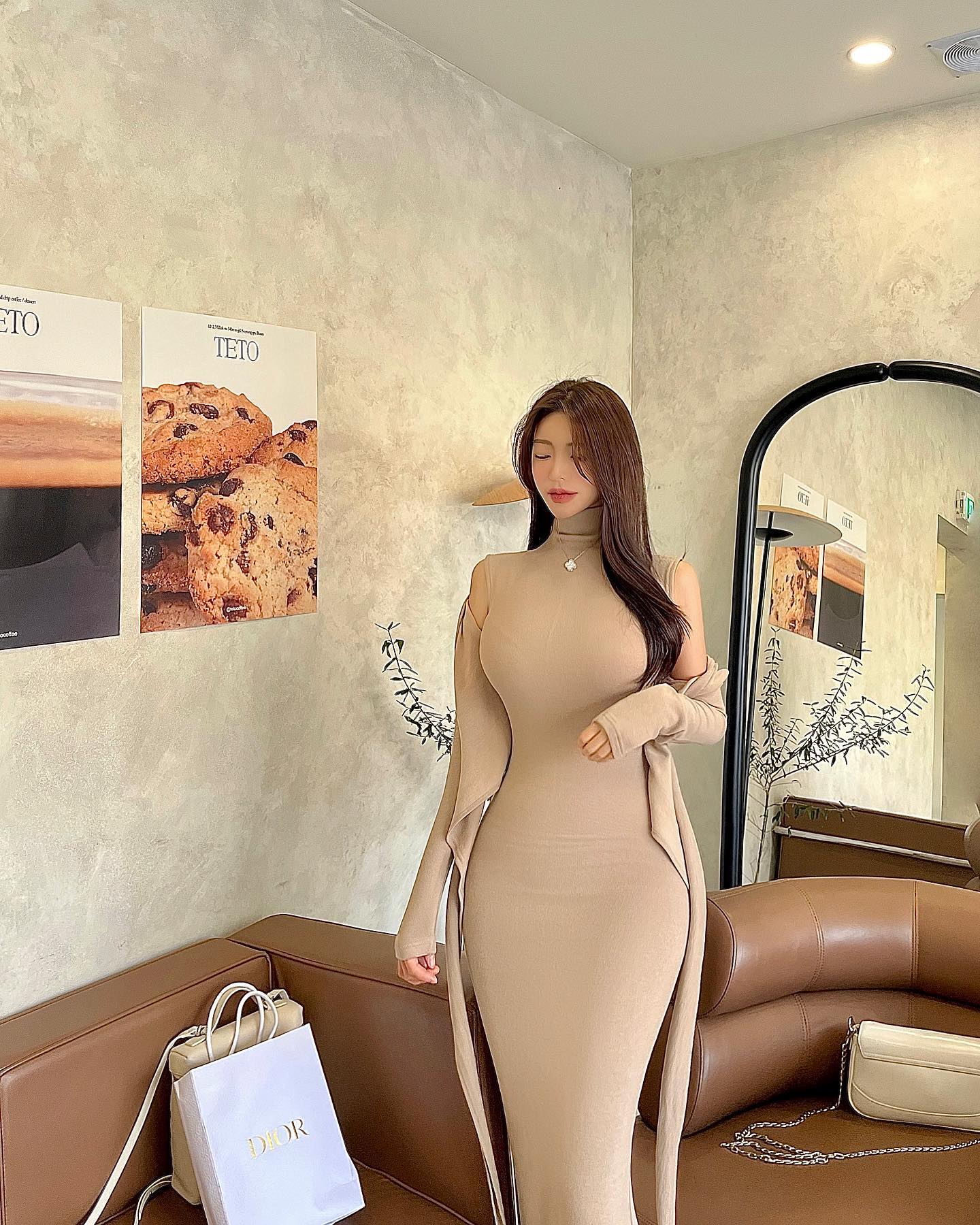 두툼한 기모 안감에도 불구하고 보정핏 미쳤다! 🫶🏻 
입을 수 있는 방법도 5-way 정도 되는 거 같아요 😁 
저희 마켓 원피스 ~ 셋업 라인 만족하셨다면 무조건 인 상품! 😻