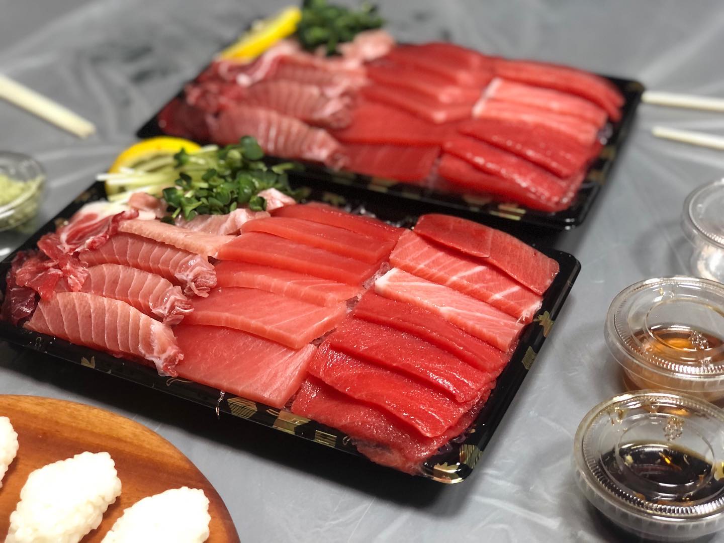 일식집 분위기 낭낭하게 한상차림
#이건못참치 #문덕맛집 

일식집 분위기나게 비닐봉지 깔아서 참치 세팅.

올만에 참치에 오디주 한잔
내 최애 안주