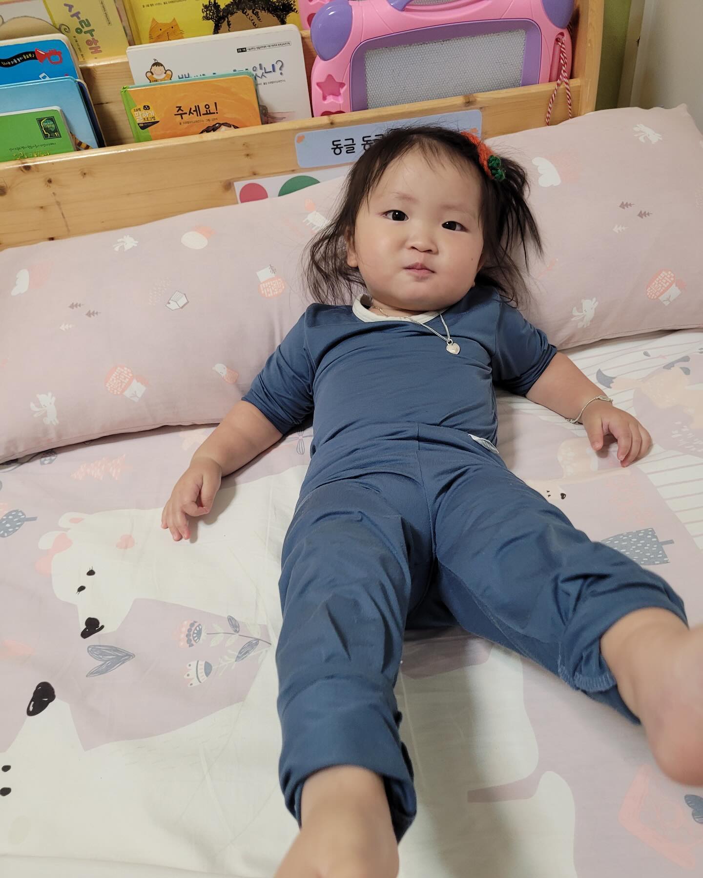 얼집이 이제 지집 안방이쥬😂

어린이집에선 밥을 너무너무 잘 먹는다길래
혹시 찍어봐주실 수 있나 물어봤더니
이렇게 뙇 보내주셨어요🙌

세상에... 저 당근이 키운 23개월동안
애 밥 이렇게 잘 먹는 거 처음 봐요...
왜...??
엄마 밥은 왜...??

매일매일 2그릇씩 먹는대요🤣

선생님께 집에선 한 끼에 한 숟가락만 먹는다고
간식도 잘 안 먹는다고 잘 먹을 때 좀 챙겨달라고
당부당부를 드렸더니 매끼 풍족하게 챙겨주셔요🥰

많이 먹고 잘 자고 잘 놀아라, 김당그니🧡

#얼집생활 #밖에선다른애 #잘먹는애