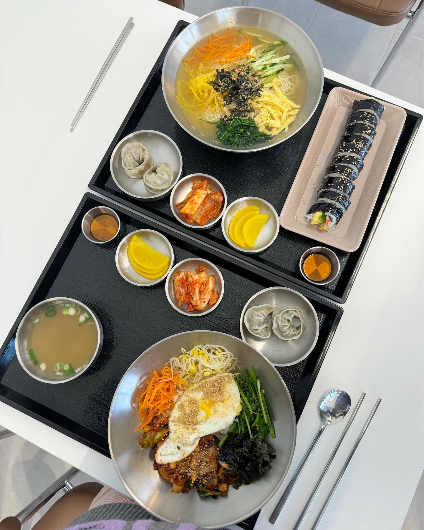 기장에서 보기드문 예쁜 분식집 #바르미식당
따뜻한 온기와 정이 있는 #기장 바르미 식당에서 
국수와 낚지볶음밥 먹었네요 🎶🎵
넘 맛있어서 깜놀 👀

양도 적절하고 
김밥도 있어서 같이 먹으니 딱 좋네요 

국수도 부드럽고 ~진짜 😋 맛있어용
매장도 이쁘고 
오픈한지 며칠 안 되어 깔끔 그 자체 !!
식사 주문하면 만두도 2알 서비스 갬동 갬동 !! 
식후 아메리카노, 맥심커피, 차도 마련되어 있어서 
커피도 한잔 마시고 나가도 되고 ~ 
짱친절하셔서 편하게 식사하기 좋드라구요 ^^

군대서 휴가 나온 사촌동생
며칠간 울 집에 머무르는데 
바르미식당 한번 맛보여주러 
또 가야겠어용 ^^

.

.

.

.