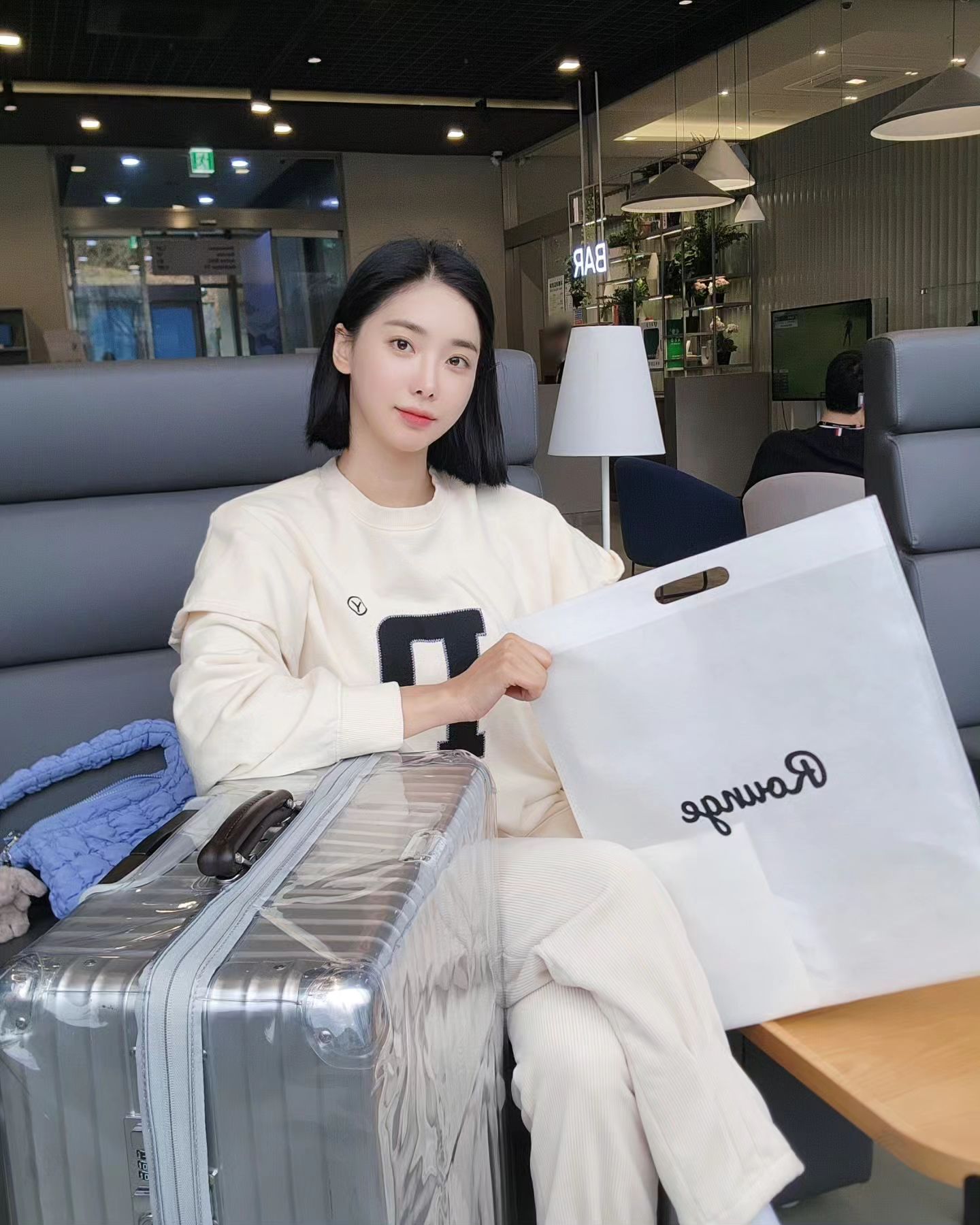 #협찬 #라운지커버 #리모와커버 #리모와캐리어커버

소듕한 리모와
커버 없이 사용했더니 흠이 저렇게 많이 났어요🥲
리모와 라운지커버 왜 이제야 알았을까요
씌우기도 편리하고 완전 핏합니다!😊
두꺼운 보호막이 이제 기스로부터 캐리어를 지켜줄 것 같아요
커버 씌우니까 마치 새제품인 것만 같고
바퀴 수선받은지 얼마안되서 바퀴 새것인데 커버씌우니 모든 것이 새것 같은 느낌🥰

rounge.official

#리모와캐리어커버추천 #리모와캐리어케이스 #리모와보호 #리모와캐리어보호 #캐리어보호 #캐리어프로텍터 #여행용캐리어커버 #리모와커버추천 #캐리어커버 #캐리어커버추천 #엣지모델 #스탠다드모델 #rimowacover #rimowaprotector #rimowacase #rimowaluggageprotector #rimowaluggagecover #coveredforrimowa #edgemodel #standardmodel